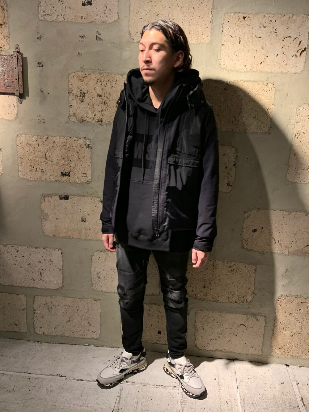 「ビーセカンド、B2nd、スニーカー、スニーカーコーデ、surt、タトラス、TATRAS、MSGM、ダウンジャケット、デニム」｜「TATRASのTATRAS（タトラス）GHIBLI / コンビネーション ダウンパーカー（ダウンジャケット/コート、ブラック系）」を使った、上ノ山 寛瑛さん（メンズ・172cm）の秋コーディネートの1枚目の写真