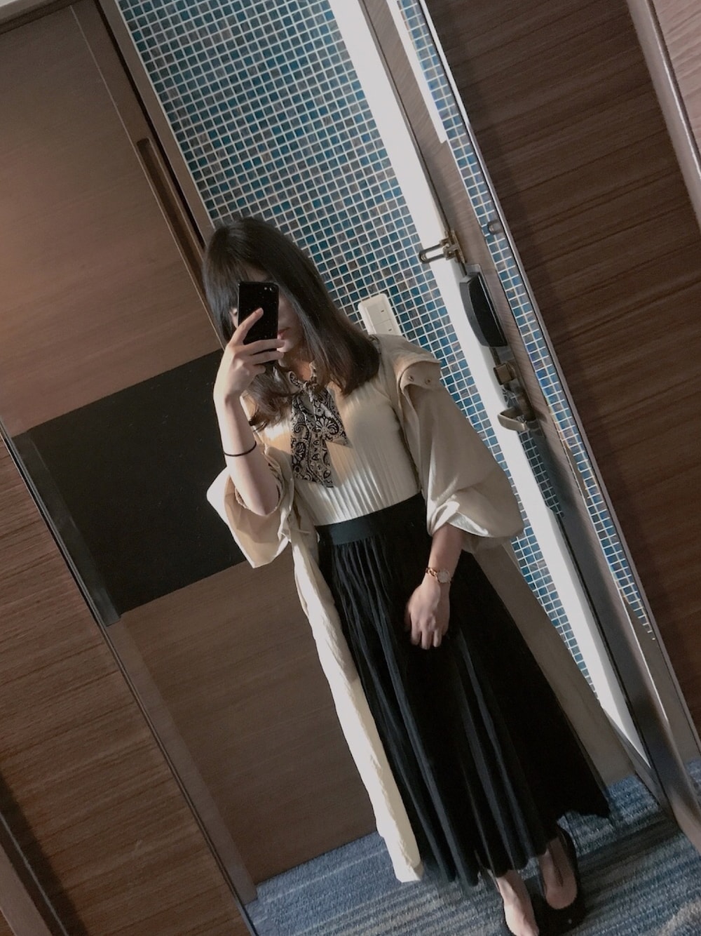 「秋コーデ、大人カジュアル、GUコーデ、低身長コーデ、休日スタイル、カジュアル、プリーツスカート」｜「meJaneのチュール×サテンプリーツスカート（スカート、ブラック系）」を使った、meiさん（レディース・152cm）の秋コーディネートの1枚目の写真