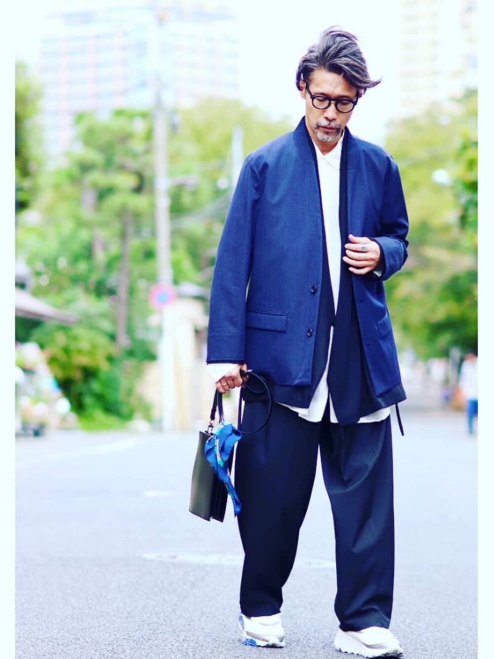 「レイヤードスタイル、秋のコーデ、キレイめ、オトナカジュアル、おしゃれさんと繋がりたい、スニーカーコーデ、ootd、めがね、ジャケット、fashion」｜「Maison Margielaのアイテム（シャツ/ブラウス、ホワイト系）」を使った、kaitora19621122さん（メンズ・176cm）の秋コーディネートの1枚目の写真
