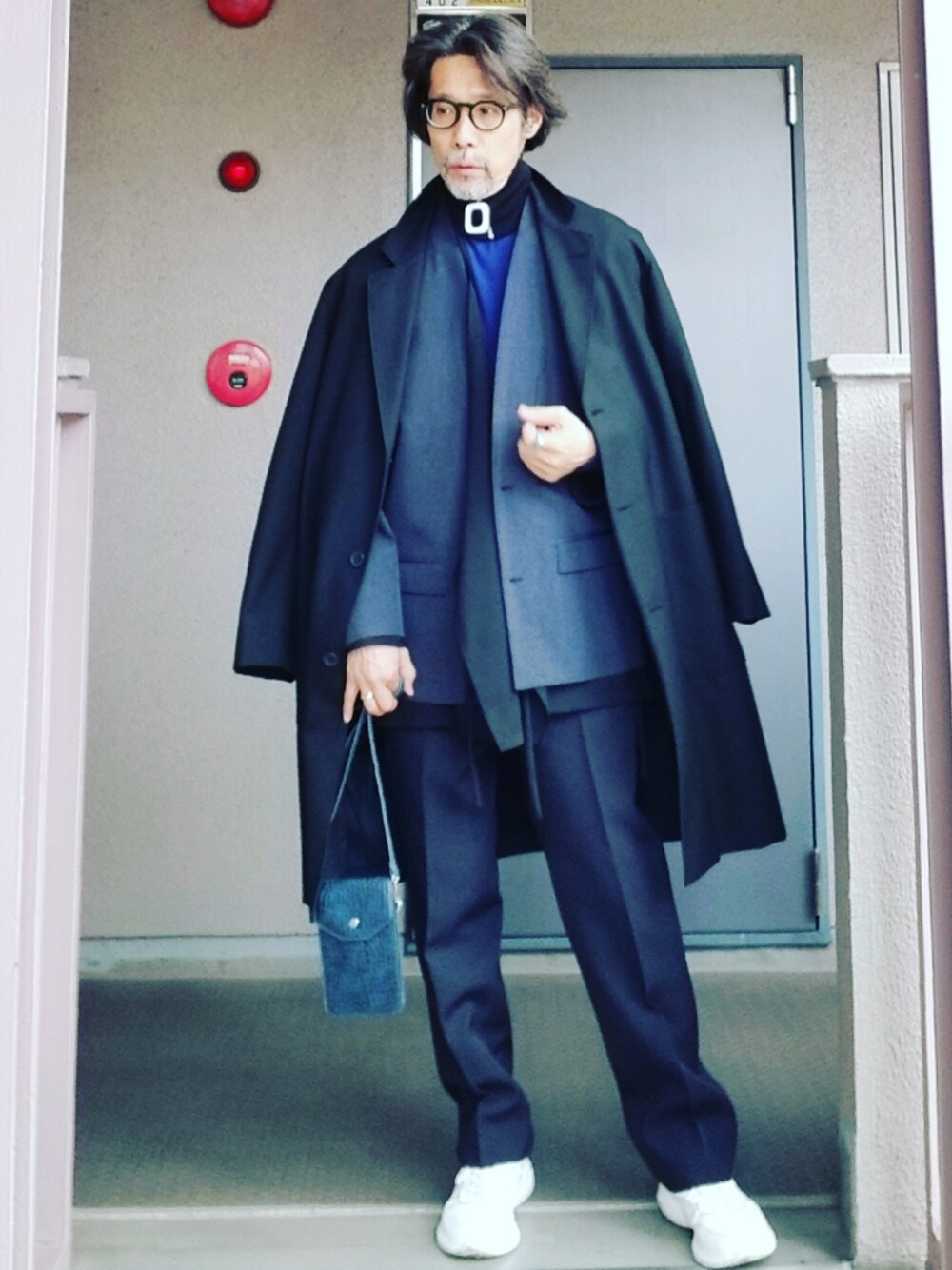 「スラックス、チェスターコート、ジャケット、シンプル、ネイビー、スニーカー、ootd、おしゃれさんと繋がりたい、fashion、STYLE」｜「RAINMAKERのアイテム（メガネ、グレー系）」を使った、kaitora19621122さん（メンズ・176cm）の冬コーディネートの1枚目の写真
