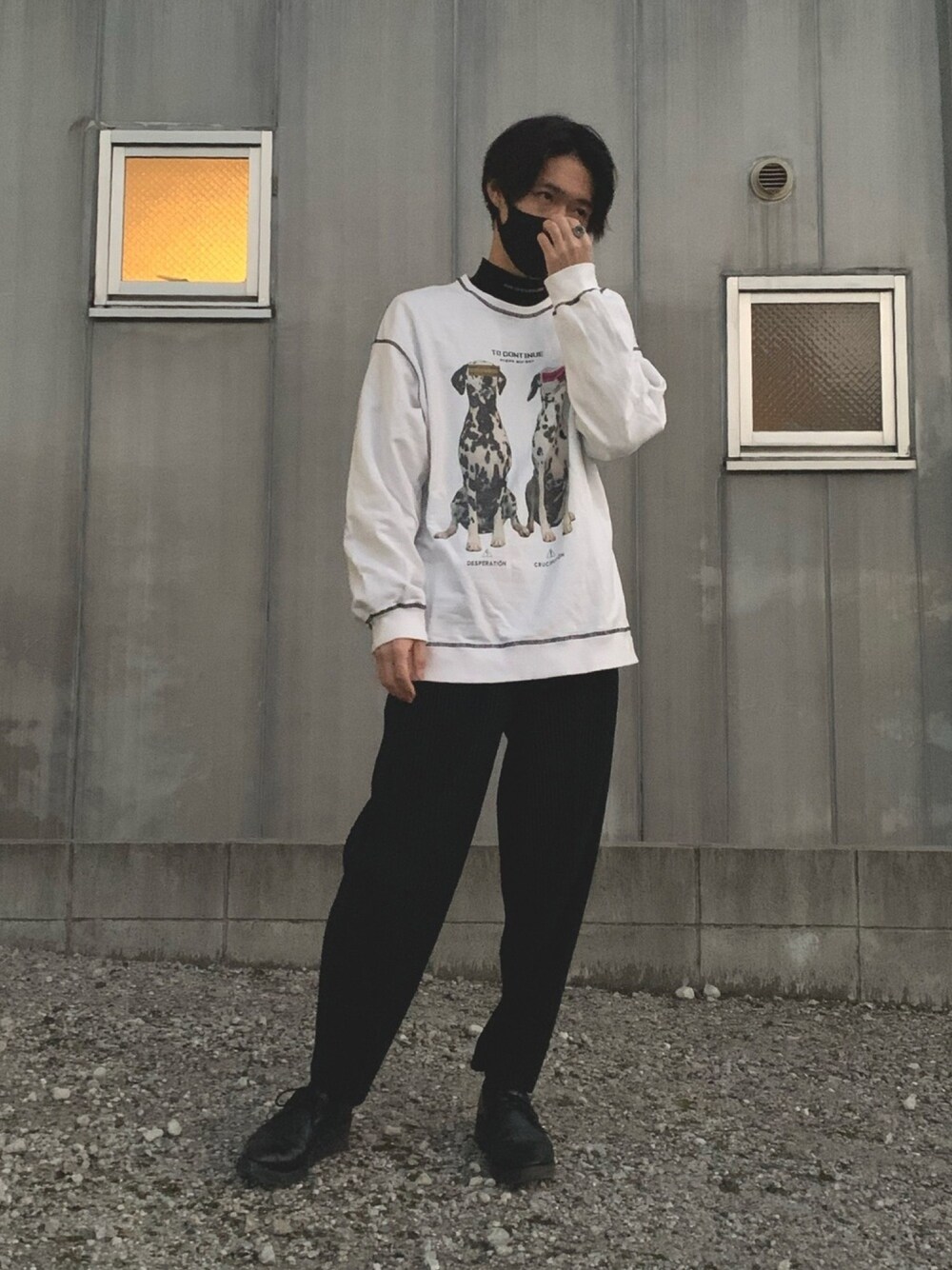 「SHAREEF、LAD MUSICIAN、JOHN LAWRENCE SULLIVAN、ISSEY MIYAKE、スポーツミックス、スウェット、革靴、プリーツパンツ、モックネック、秋冬コーデ」｜「LAD MUSICIANのLAD MUSICIAN[ラッドミュージシャン] SNEAKER（スニーカー、ブラック系）」を使った、Reiさん（メンズ・179cm）の秋コーディネートの1枚目の写真
