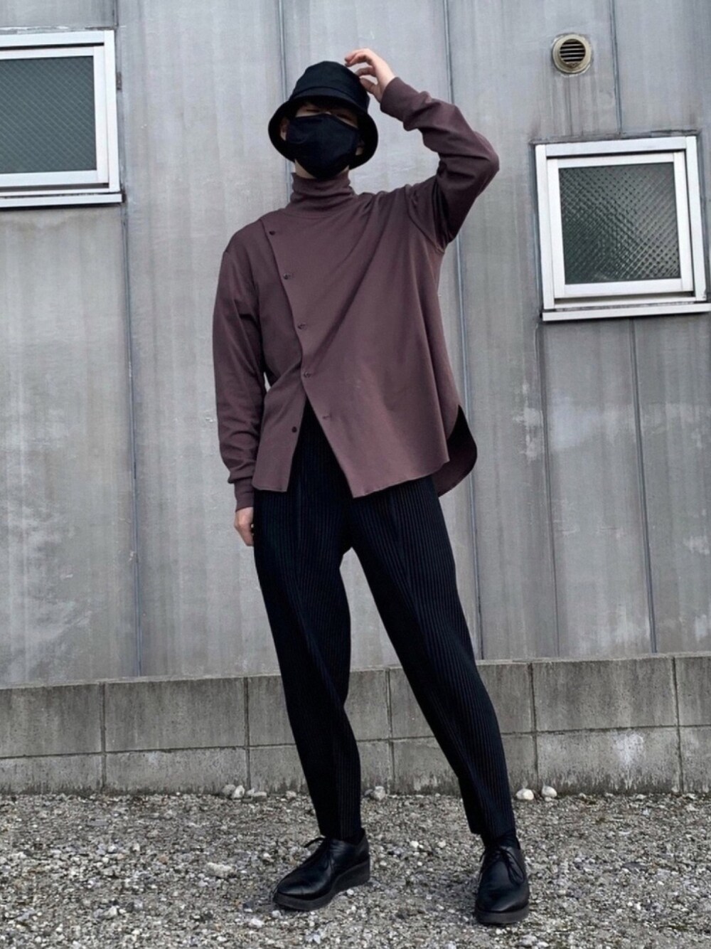 「ETHOSENS、ISSEY MIYAKE、KIJIMA TAKAYUKI、LAD MUSICIAN、バケットハット、秋冬コーデ、シンプルコーデ、モード、プリーツ、ブラウン」｜「LAD MUSICIANのLAD MUSICIAN[ラッドミュージシャン] SNEAKER（スニーカー、ブラック系）」を使った、Reiさん（メンズ・179cm）の秋コーディネートの1枚目の写真