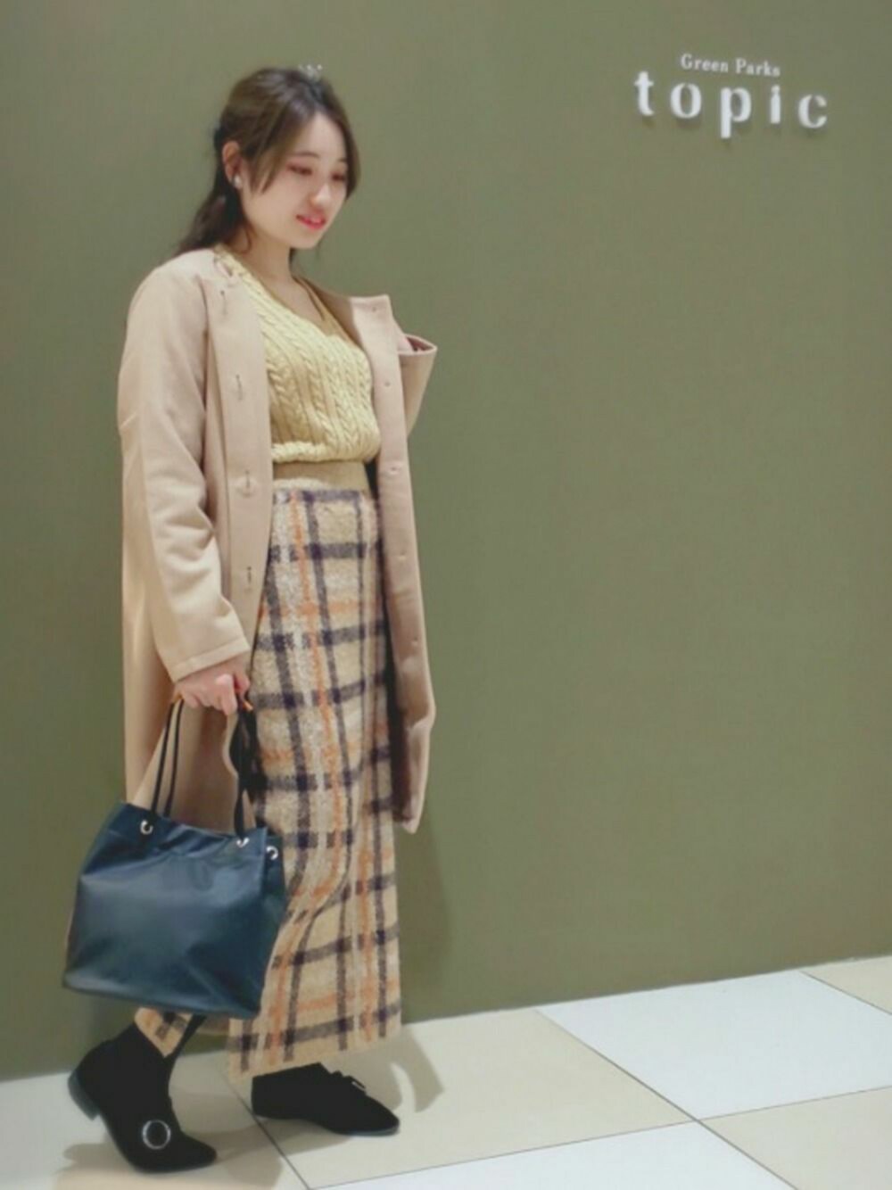 「ゆるコーデ、ラフ、タイトスカート、冬コーデ、あったかコーデ、スカート、ベージュ、ワントーンコーデ、黒、チェック」｜「Green　Parksの・K ケーブル Vネックニットプルオーバー（ニット/セーター、イエロー系）」を使った、うさ 子。さん（レディース・155cm）の冬コーディネートの1枚目の写真