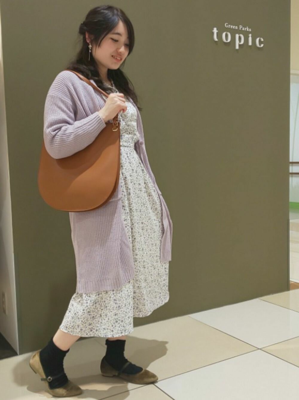 「earth music&ecology、プチプラ、ワンピース、花柄、花柄ワンピース、小花柄、小花柄ワンピース、春の新作、ラベンダー、デート」｜「Green　Parksの片畦前釦ロングニットカーディガン（カーディガン/ボレロ、パープル系）」を使った、うさ 子。さん（レディース・155cm）の冬コーディネートの1枚目の写真