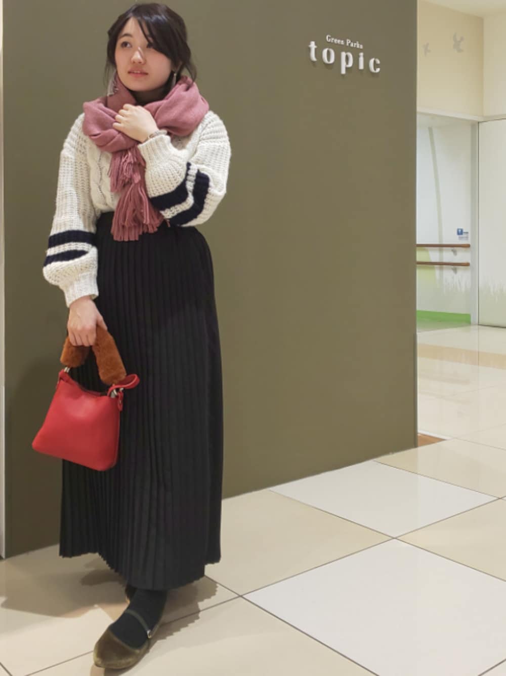「シンプル、冬、モノトーン、赤バッグ、ストール、おでかけ、休日スタイル、白ニット、ロングスカート、プリーツスカート」｜「RAY CASSIN FAVORIの・RAY CASSIN ライン×ケーブルプルオーバー（ニット/セーター、ホワイト系）」を使った、うさ 子。さん（レディース・155cm）の冬コーディネートの1枚目の写真