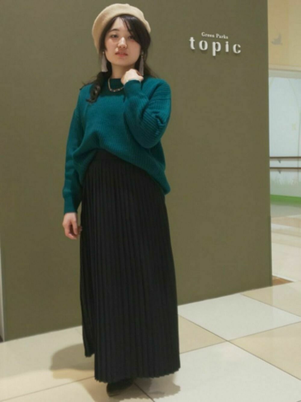 「シンプル、シンプルコーデ、シンプルスタイル、プリーツスカート、earth music&ecology、ラクチンコーデ、プチプラ、プチプラコーデ、キレイめ、美術館コーデ」｜「Green　Parksの・バスクベレー（ハンチング/ベレー帽、ベージュ系）」を使った、うさ 子。さん（レディース・155cm）の冬コーディネートの1枚目の写真