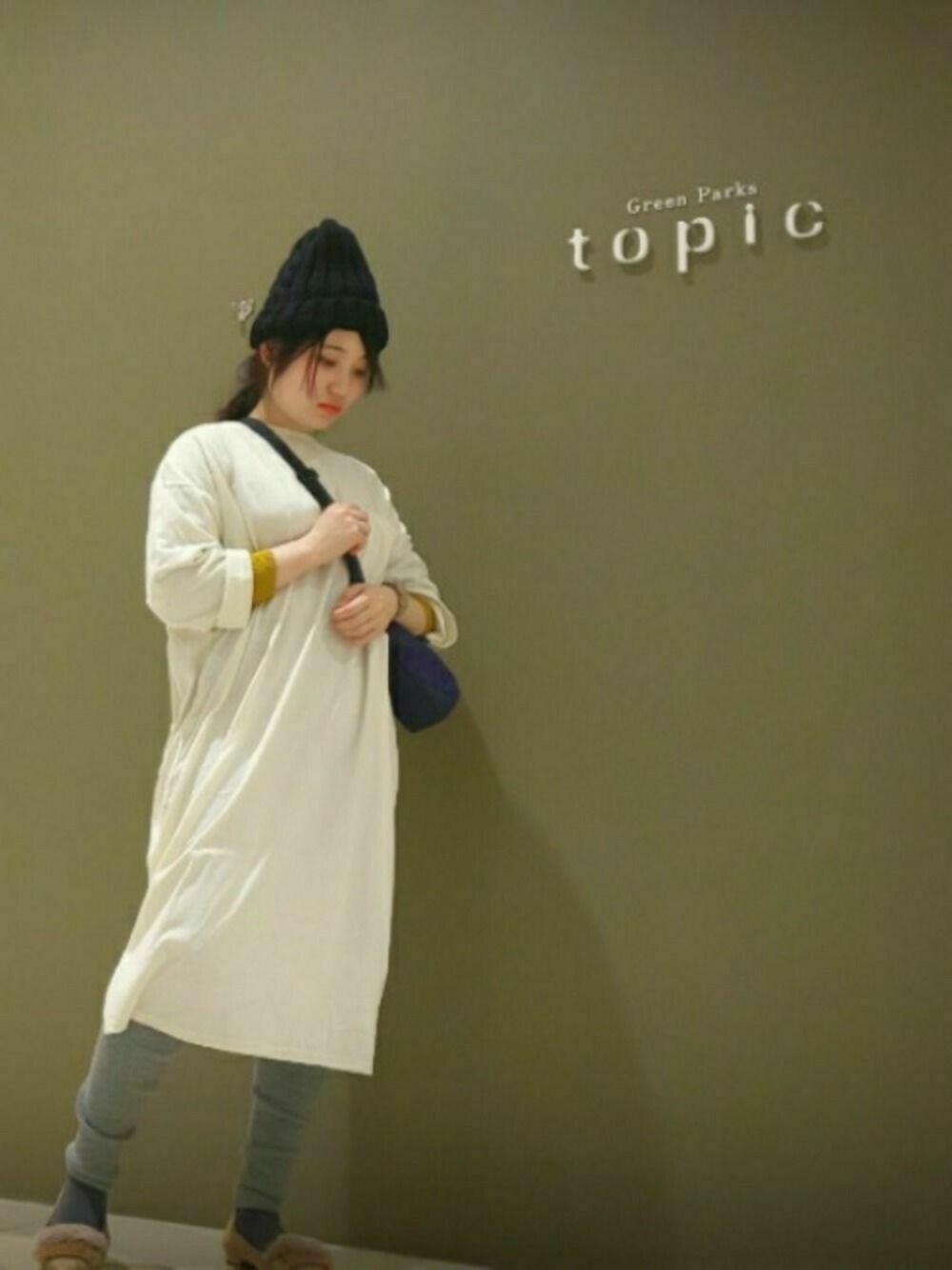 「カジュアル、カジュアルコーデ、大人カジュアル、Tシャツワンピ、白ワンピース、ショルダーバッグ、ニット帽、シンプル、シンプルコーデ、きれいめカジュアル」｜「Green　Parksの・ケーブルニットワッチ（ニットキャップ/ビーニー、ブラック系）」を使った、うさ 子。さん（レディース・155cm）の冬コーディネートの1枚目の写真