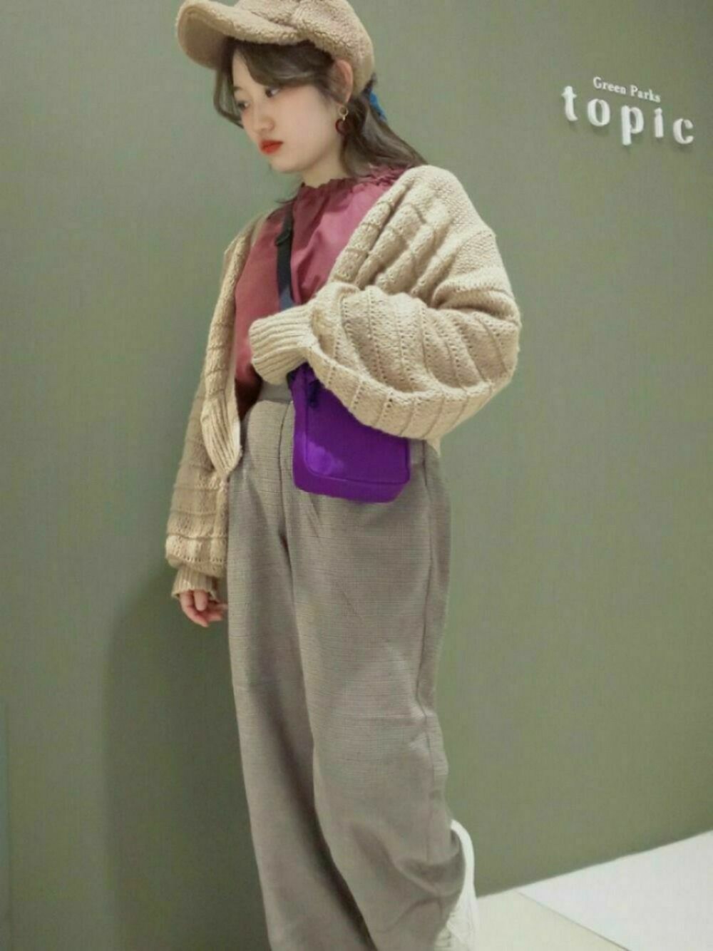 「秋冬コーデ、低身長コーデ、ボリューム袖、ブラウンコーデ、カジュアル、カフェ、ボアキャップ、初投稿、ワイドパンツ、ZOZO公認ユーザー」｜「earth music&ecologyの・ミニショルダーバッグ（ショルダーバッグ、パープル系）」を使った、うさ 子。さん（レディース・155cm）の冬コーディネートの1枚目の写真