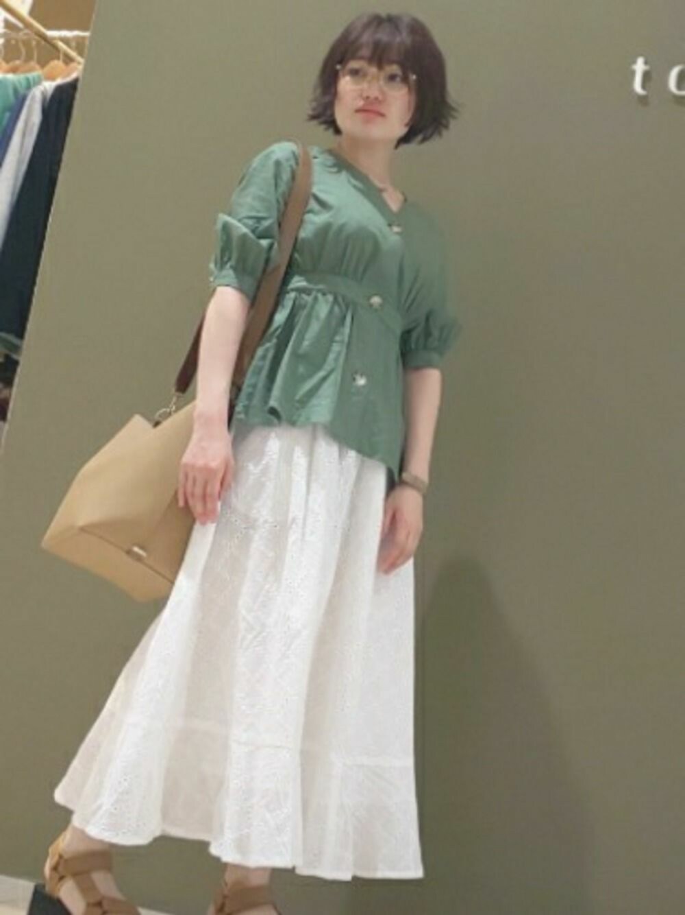 「オトナカジュアル、リネンシャツ、春コーデ、春夏コーデ、アースカラー、シンプルコーデ、Green Parks、サンダル、白スカート」｜「Green　Parksの・ペプラムデザインブラウス（シャツ/ブラウス、グリーン系）」を使った、うさ 子。さん（レディース・155cm）の春コーディネートの1枚目の写真