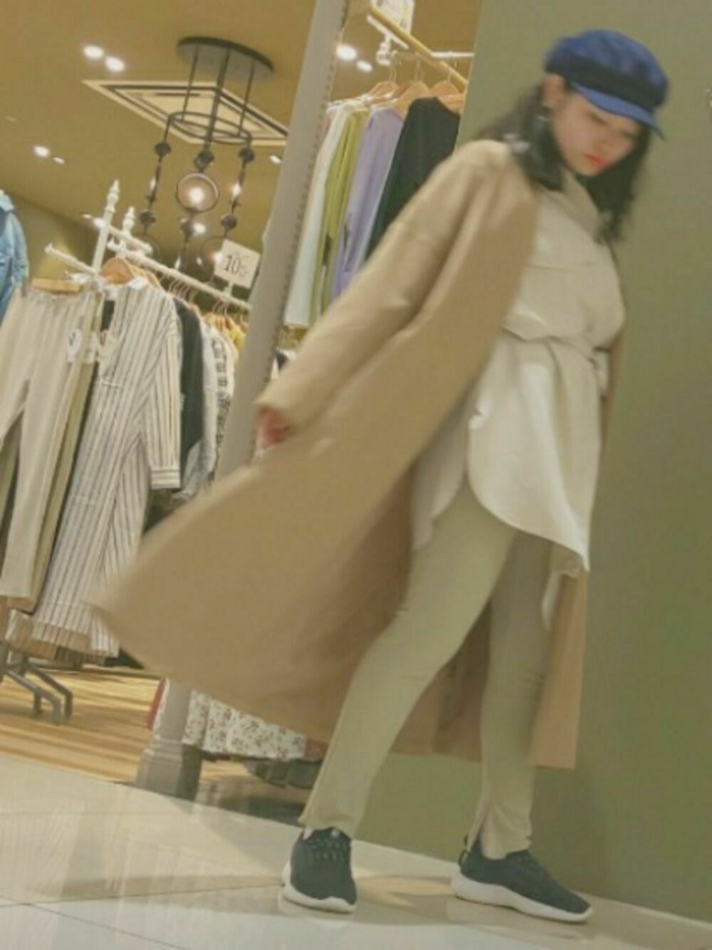 「大人カジュアル、シンプルコーデ、ガウントレンチ、トレンチコート、春アウター、レギンス、パステルカラー、シャツスタイル、ビッグシルエット、パステル映える春」｜「earth music&ecologyのマリンキャップ（キャスケット、ブルー系）」を使った、うさ 子。さん（レディース・155cm）の春コーディネートの1枚目の写真