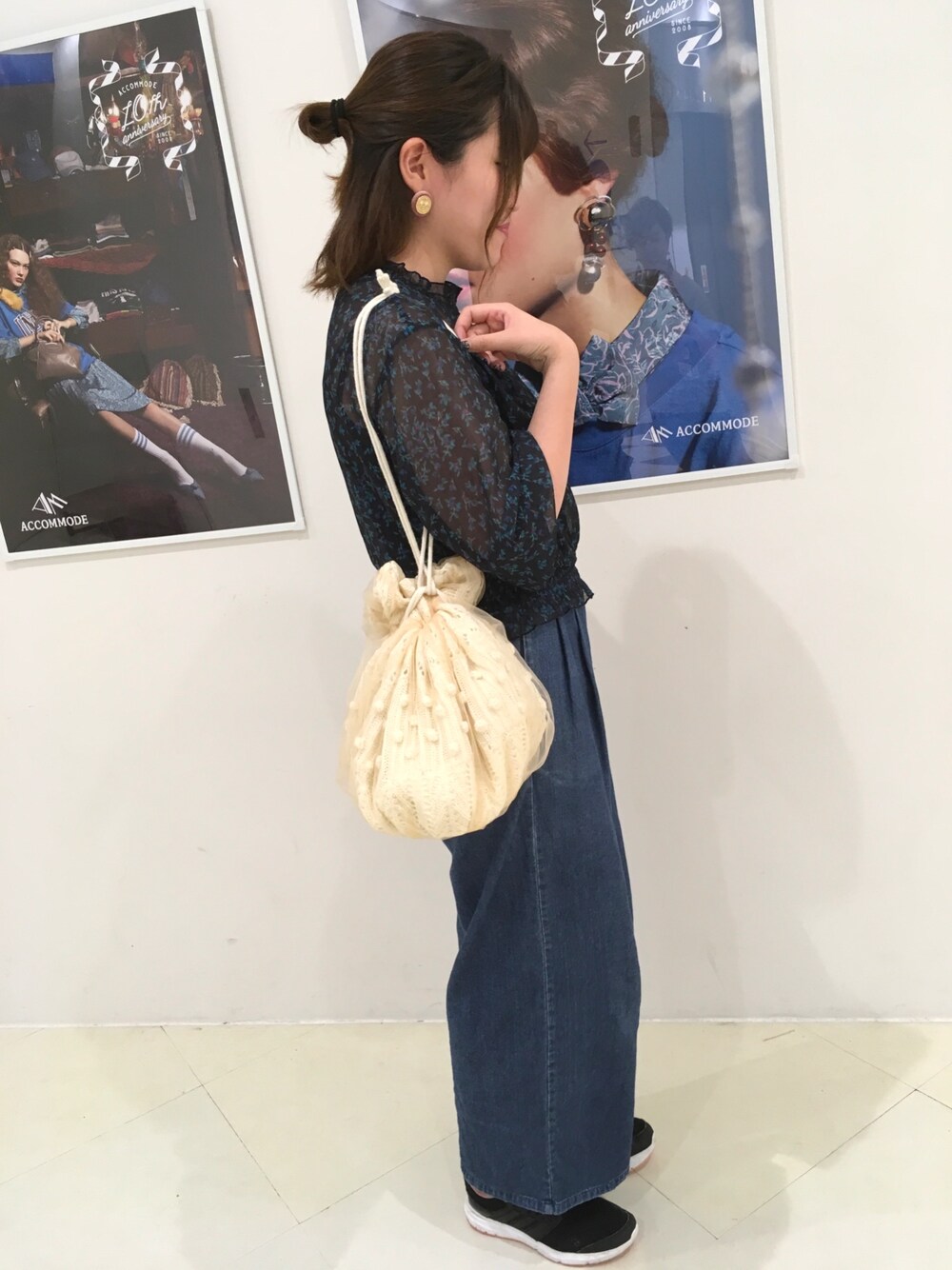 「knit、ミッキー、アクセサリー、disney、pierce、大人かわいい、キンチャクバッグ、くすみピンク、accommode、アコモデ」｜「ACCOMMODEのニットシフォン巾着バッグ（トートバッグ、ホワイト系）」を使った、ACCOMMODE西宮ガーデンズ店さん（レディース・160cm）の秋コーディネートの1枚目の写真