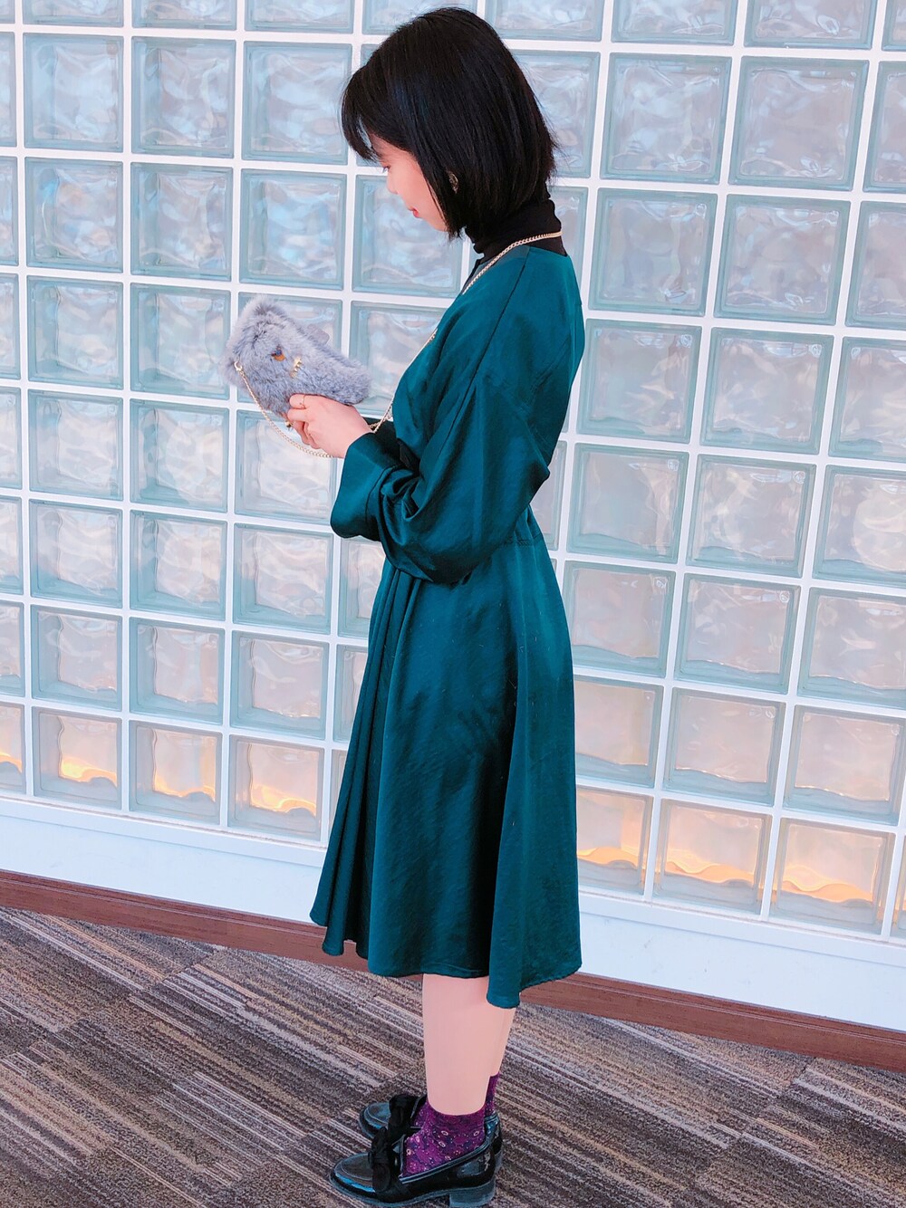 「カジュアル、ラビットファー、ショルダー、iPhoneケース、ファー小物、winter、かわいい、モンスター、西宮ガーデンズ、accommode」｜「ACCOMMODEのモンスターファーiPhoneケース（スマホケース/カバー、グレー系）」を使った、ACCOMMODE西宮ガーデンズ店さん（レディース・158cm）の冬コーディネートの1枚目の写真