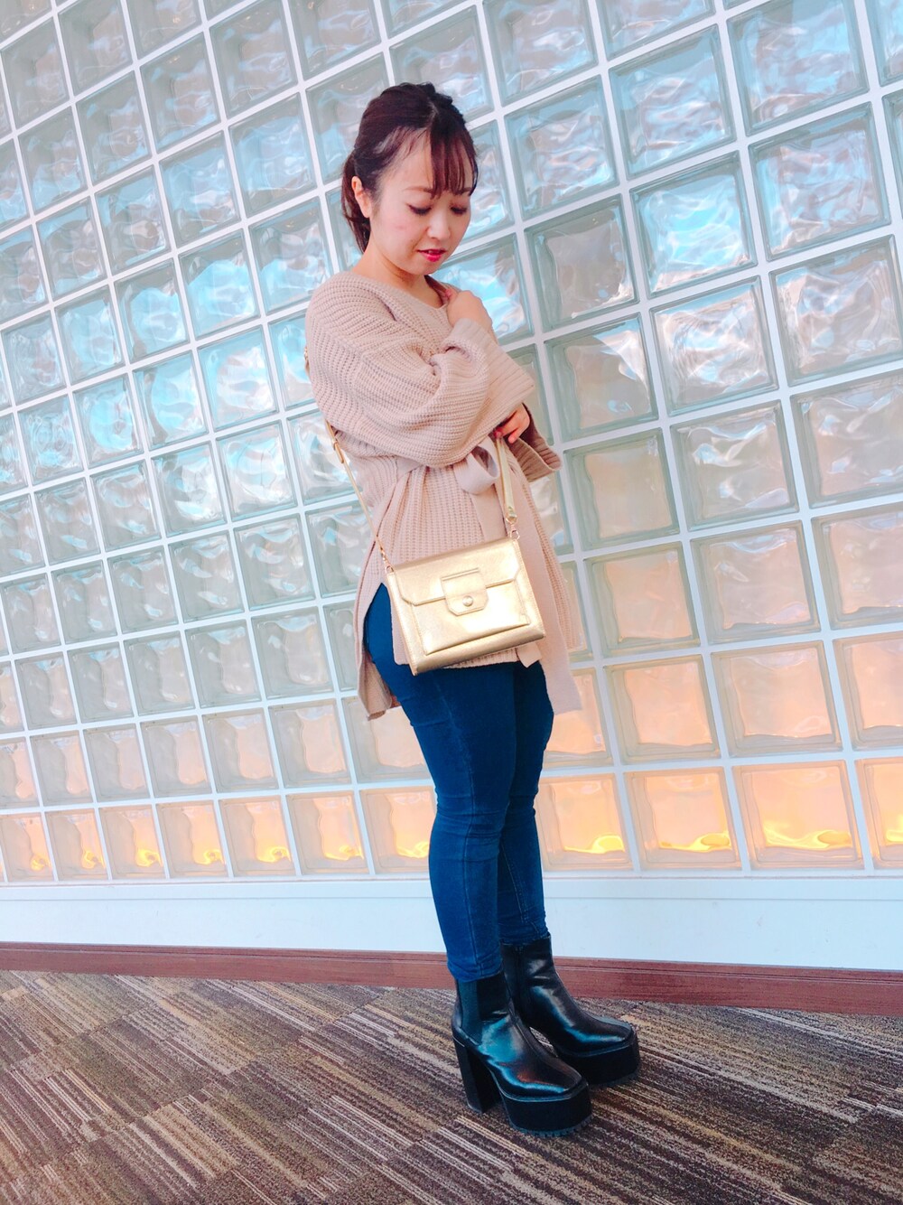 「２ＷＡＹ、大人コーデ、オケージョン、ootd、シンプルコーデ、ポシェット、おしゃれさんと繋がりたい、accommode、お財布ショルダー、アコモデ」｜「ACCOMMODEのスクエアマルチポシェット（ショルダーバッグ、ゴールド系）」を使った、ACCOMMODE西宮ガーデンズ店さん（レディース・160cm）の冬コーディネートの1枚目の写真