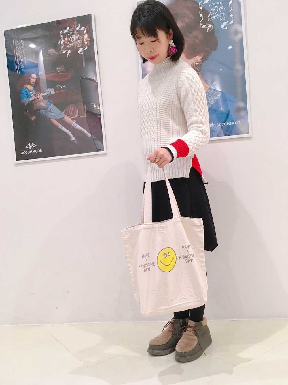「シンプル、冬コーデ、プチプラ、きれいめカジュアル、ゆるコーデ、outfit、オトナカジュアル、おしゃれさんと繋がりたい、accommode、アコモデ」｜「ACCOMMODEのスマイルヴィンテージトート（エコバッグ/サブバッグ、ホワイト系）」を使った、ACCOMMODE西宮ガーデンズ店さん（レディース・160cm）の冬コーディネートの1枚目の写真