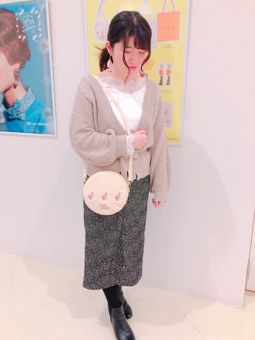 「ショルダーバッグ、ディズニー、きれいめカジュアル、春、オトナカジュアル、トイストーリー、オトナ女子、はるコーデ、accommode、アコモデ」｜「ACCOMMODEのトイ・ストーリー / クローズポイントショルダー（ショルダーバッグ、ホワイト系）」を使った、ACCOMMODE西宮ガーデンズ店さん（レディース・160cm）の冬コーディネートの1枚目の写真