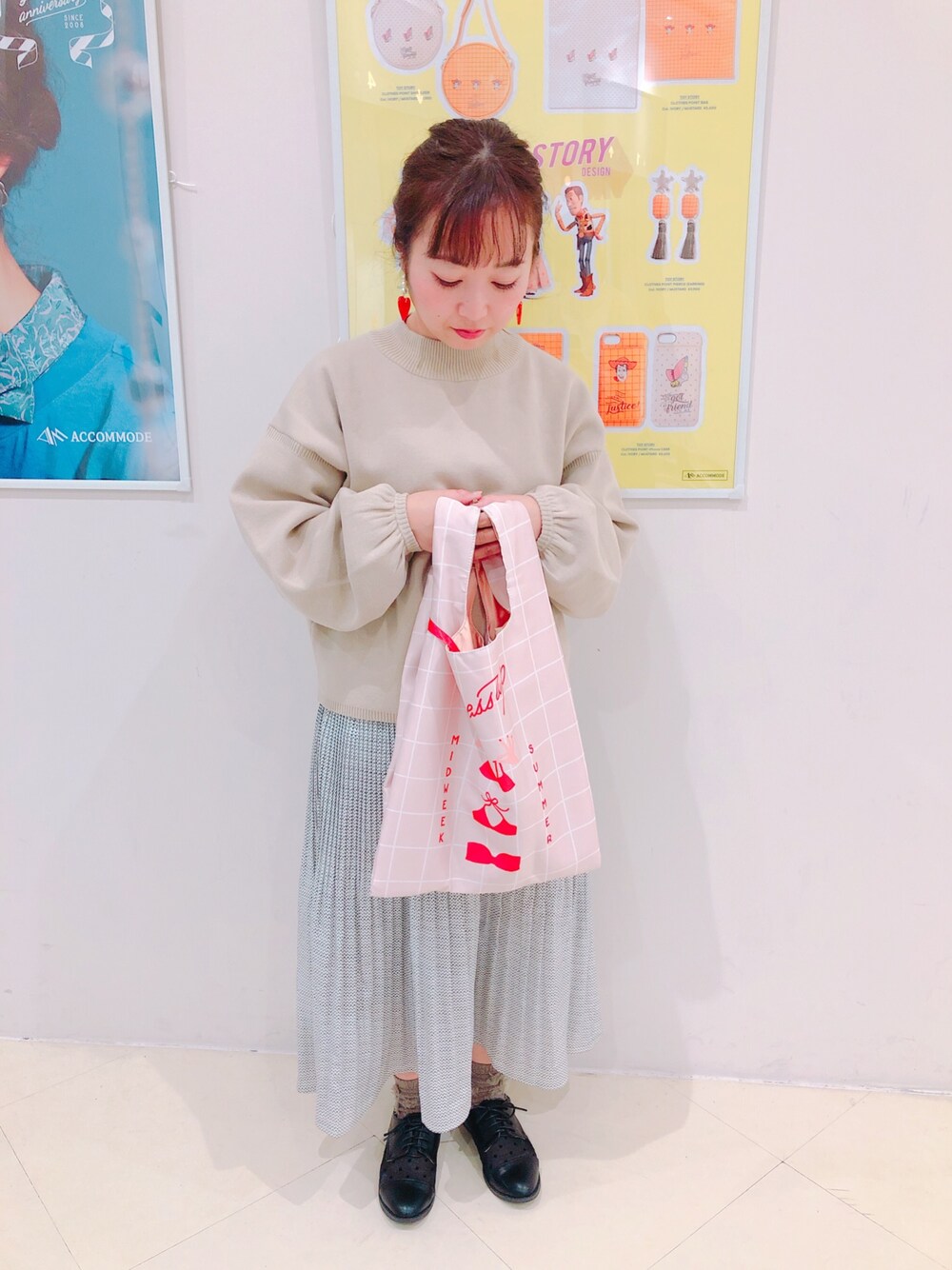 「大人コーデ、新作、ootd、春色、春コーデ、マルシェバッグ、オトナガーリー、accommode、アコモデ、2019ss」｜「ACCOMMODEのアソートマルシェバッグ（エコバッグ/サブバッグ、ピンク系）」を使った、ACCOMMODE西宮ガーデンズ店さん（レディース・160cm）の春コーディネートの1枚目の写真