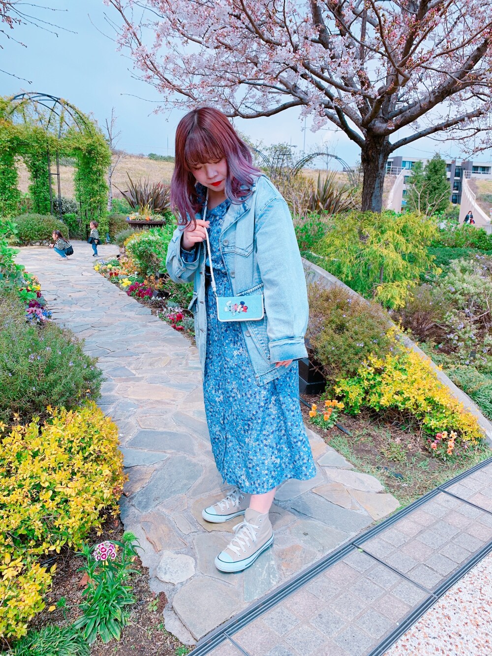 「デニム、夏、マリン、ディズニー、iPhoneケース、春、ミッキーマウス、ミニーちゃん、さわやか、accommode」｜「Disneyのディズニー/マリンルックiPhoneケース（スマホケース/カバー、ブルー系）」を使った、ACCOMMODE西宮ガーデンズ店さん（レディース・160cm）の春コーディネートの1枚目の写真