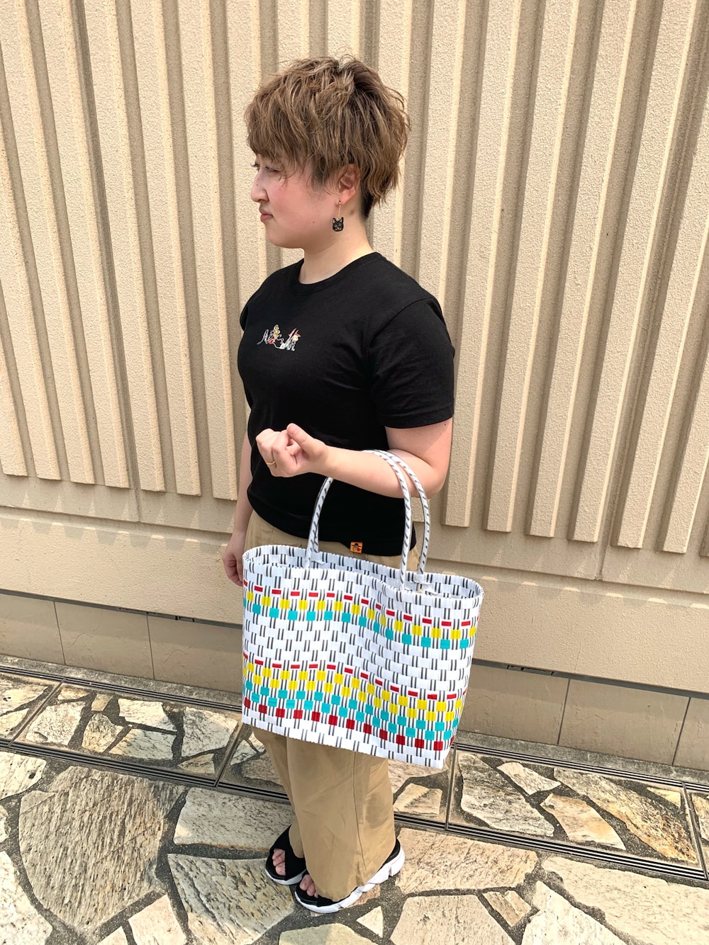 「シンプル、バッグ、かごバッグ、夏コーデ、インテリア、大人かわいい、西宮ガーデンズ、accommode、メルカドバッグ、アコモデ」｜「ACCOMMODEのPPバンドミックストート（かごバッグ、ホワイト系）」を使った、ACCOMMODE西宮ガーデンズ店さん（レディース・160cm）の夏コーディネートの1枚目の写真