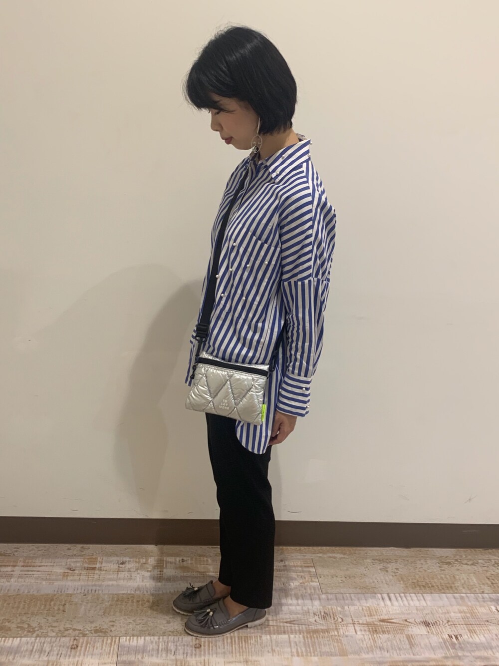 「フェス、秋のコーデ、休日スタイル、ラフ、ootd、カジュアルコーデ、ラクチンコーデ、おしゃれさんと繋がりたい、accommode、アコモデ」｜「ACCOMMODEのキルティングダウンミニサコッシュ（ボディバッグ/ウエストポーチ、シルバー系）」を使った、ACCOMMODE西宮ガーデンズ店さん（レディース・160cm）の秋コーディネートの1枚目の写真