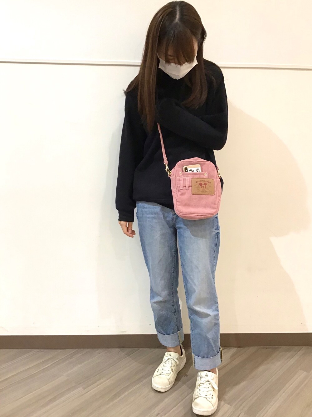 「コーデュロイ、ピンク、ショルダーバッグ、バッグ、disney、ミニバッグ、スモーキーカラー、西宮ガーデンズ、accommode、アコモデ」｜「Disneyのミッキーマウス/コーデュロイパッチショルダー（ショルダーバッグ、ピンク系）」を使った、ACCOMMODE西宮ガーデンズ店さん（レディース・158cm）の秋コーディネートの1枚目の写真
