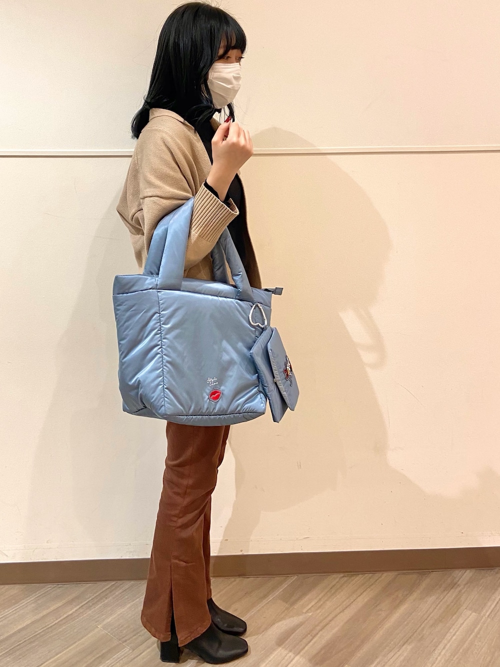 「トートバッグ、バッグ、刺繍、ディズニー、ミニー、個性的、大人かわいい、西宮ガーデンズ、accommode、アコモデ」｜「Disneyのミニーマウス/パフトートバッグ（トートバッグ、ブルー系）」を使った、ACCOMMODE西宮ガーデンズ店さん（レディース・160cm）の秋コーディネートの1枚目の写真