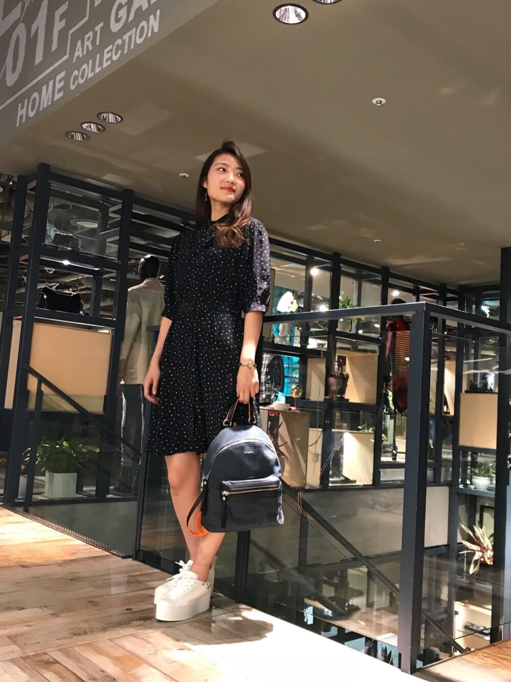 「ディーゼル、Diesel、ディーゼル渋谷、デニムから始まったライフスタイルブランド、デニムはやっぱりディーゼル、ワンピース、ワンピース×スニーカー、スニーカー、星柄、リュック」｜「DIESELの00S7ZJ0DARA（ワンピース、ブラック系）」を使った、nanaさん（レディース・167cm）の秋コーディネートの1枚目の写真