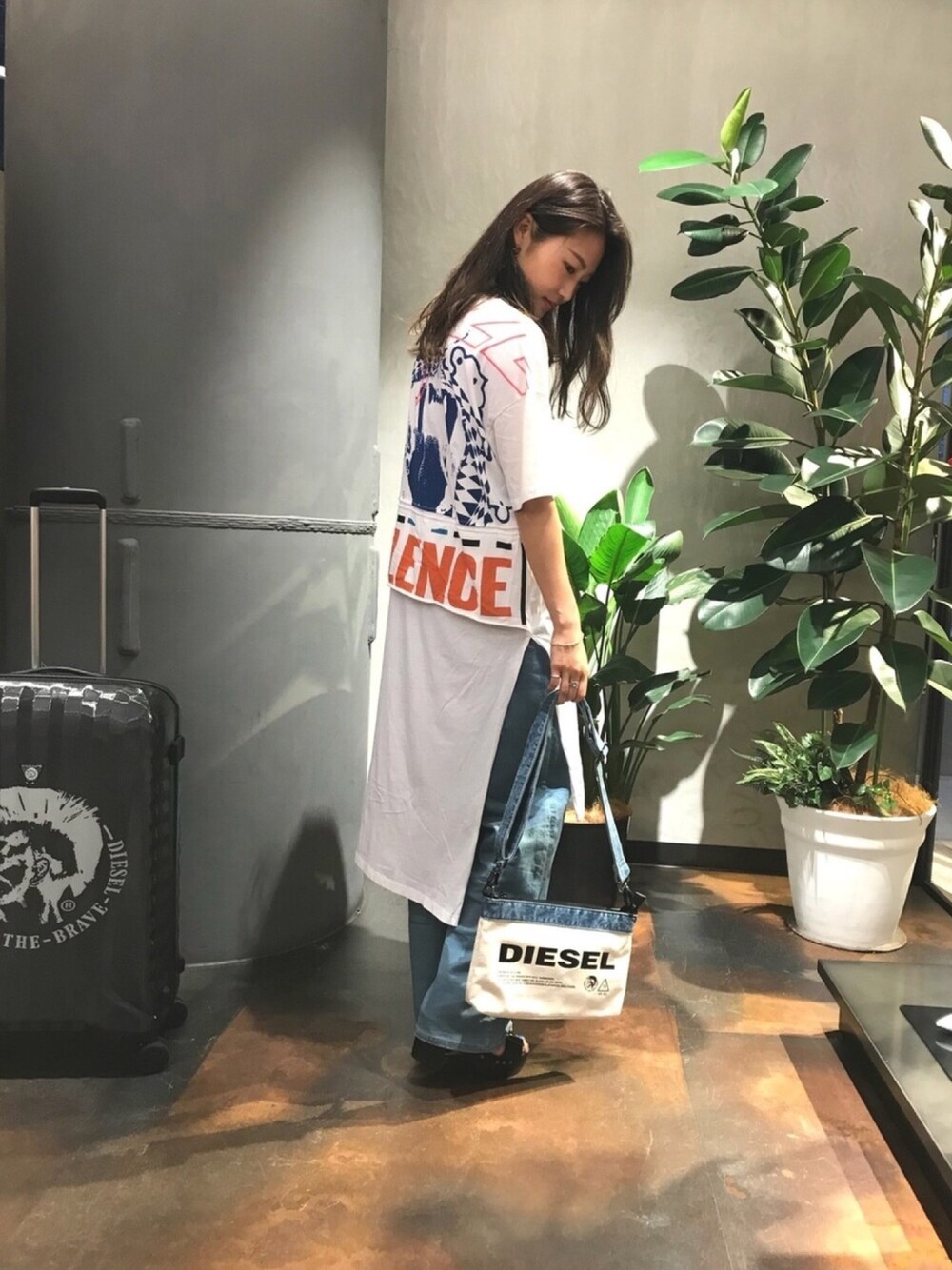 「ディーゼル、Diesel、ディーゼル渋谷、dieselshibuya、デニムはやっぱりディーゼル、デニムから始まったライフスタイルブランド、ワンピース、ワイドパンツ、デニム、ショルダーバッグ」｜「DIESELのアイテム（ワンピース、ホワイト系）」を使った、nanaさん（レディース・168cm）の夏コーディネートの1枚目の写真