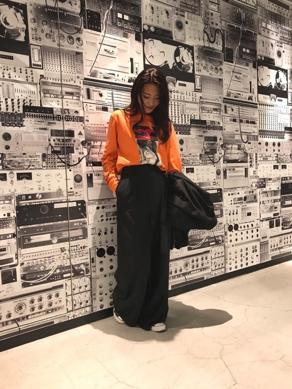 「秋コーデ、セットアップ、Diesel、dieselshibuya、デニムはやっぱりディーゼル、デニムから始まったライフスタイルブランド、メンズライク、ディーゼル、オレンジ、ワイドパンツ」｜「DIESELのMEN'STシャツ（Tシャツ/カットソー、オレンジ系）」を使った、nanaさん（レディース・168cm）の秋コーディネートの1枚目の写真