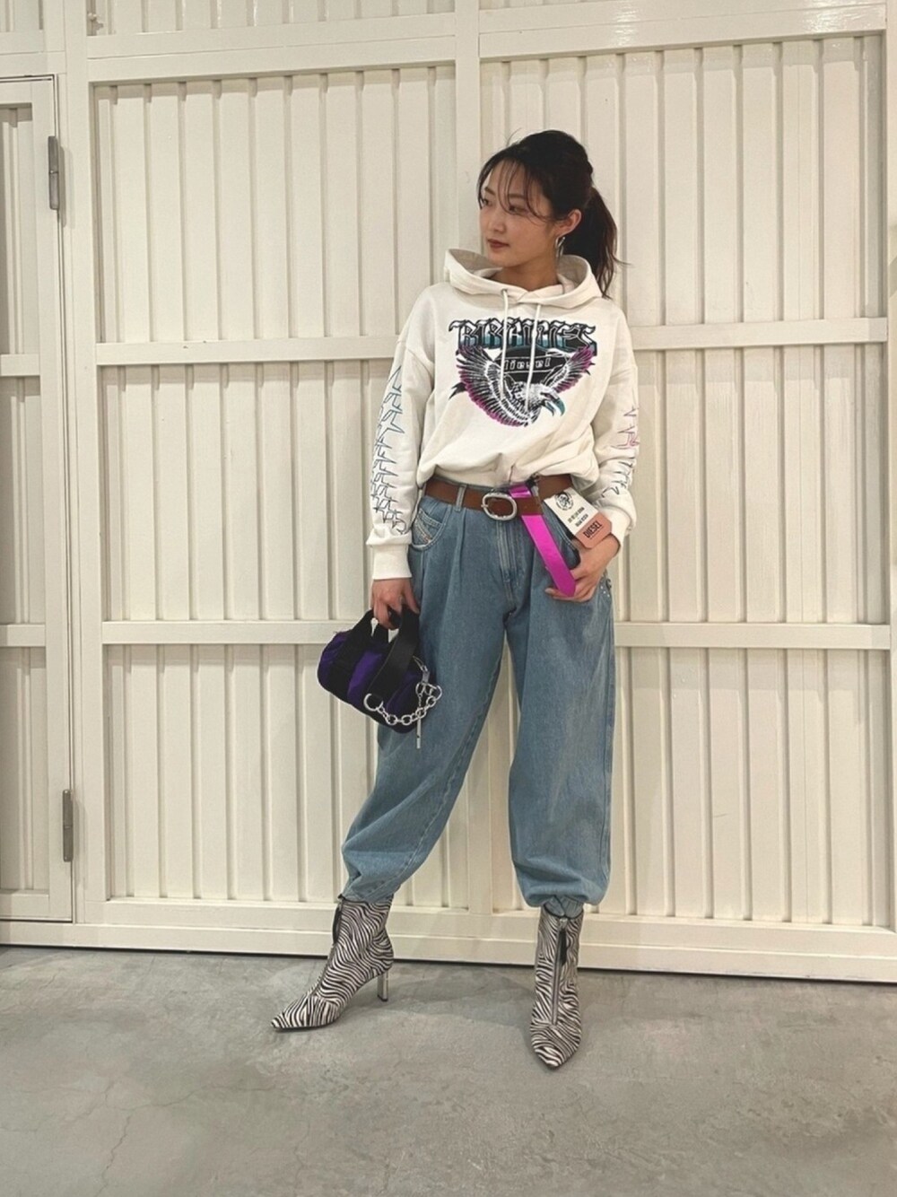 「Diesel、dieselshibuya、ディーゼル、春コーデ、春、デニム、デニムパンツ、ブーツ、パーカー、ミニバッグ」｜「DIESELのアイテム（スウェット、ホワイト系）」を使った、nanaさん（レディース・168cm）の冬コーディネートの1枚目の写真