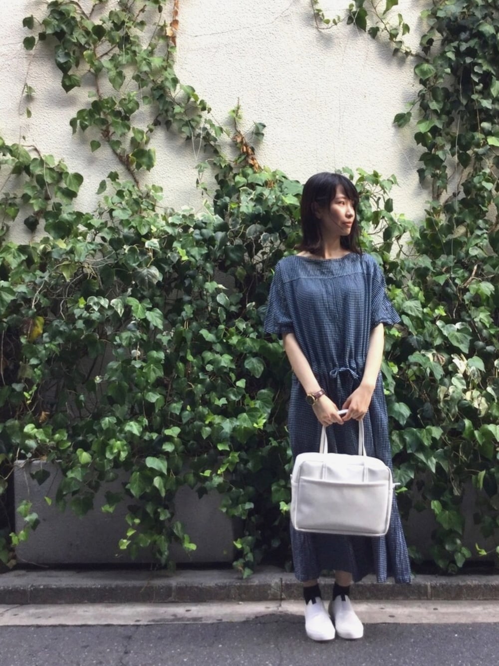 その他のワンピース、ホワイト系のボストンバッグ、ホワイト系のスニーカーを着用したレディースの夏コーディネートの1枚目の写真