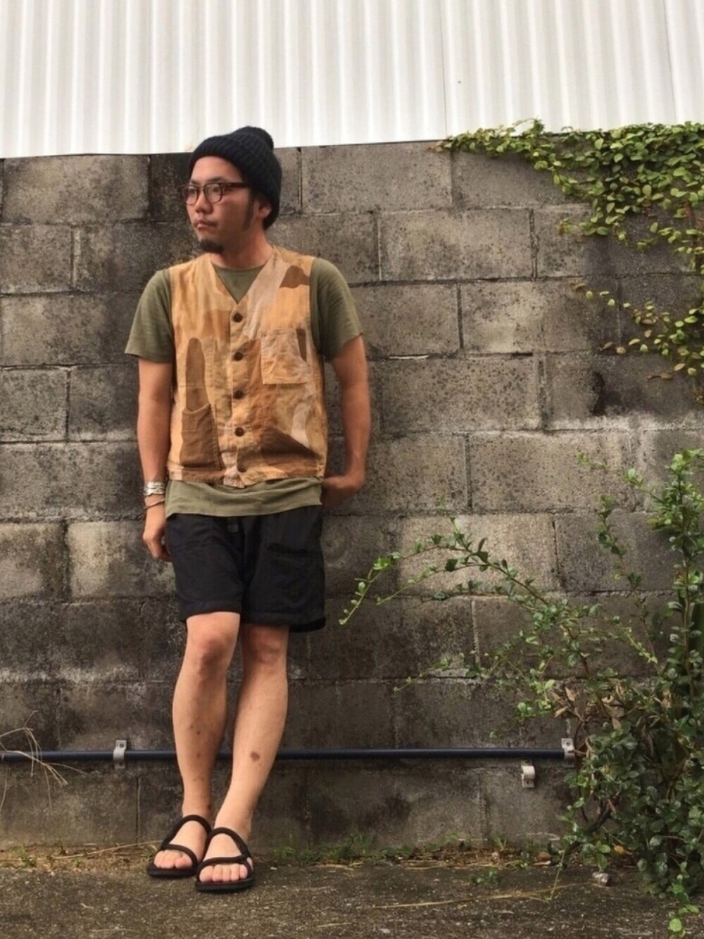 「カジュアル、ビッグT、UNIQLO、秋色、ベスト、インディアンジュエリー、迷彩、ショートパンツ、サンダル、ドラフトぽっこし」｜「WEGOのWEGO/リブニットキャップ（ニットキャップ/ビーニー、ブラック系）」を使った、Ri Maさん（メンズ・170cm）の秋コーディネートの1枚目の写真