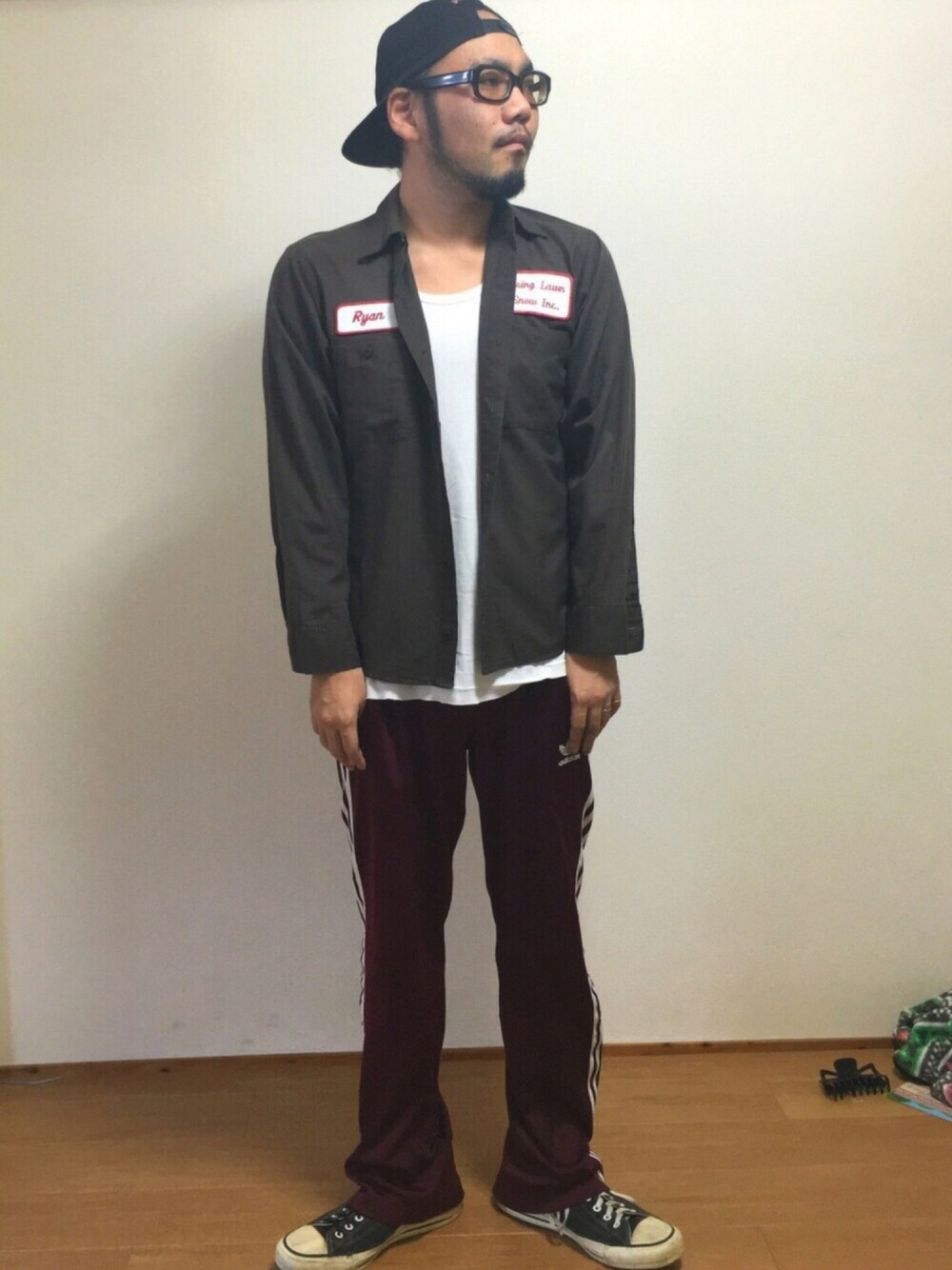 「休日スタイル、シンプル、古着、ワーク、ジャージ、コンバース、キャップ、トラックパンツ、ジャージーパンツ、ドラフトアディダス」｜「80's 古着の古着屋オーナー（CYCLONE）からのバースデープレゼント（キャップ、ブラック系）」を使った、Ri Maさん（メンズ・171cm）の春コーディネートの1枚目の写真
