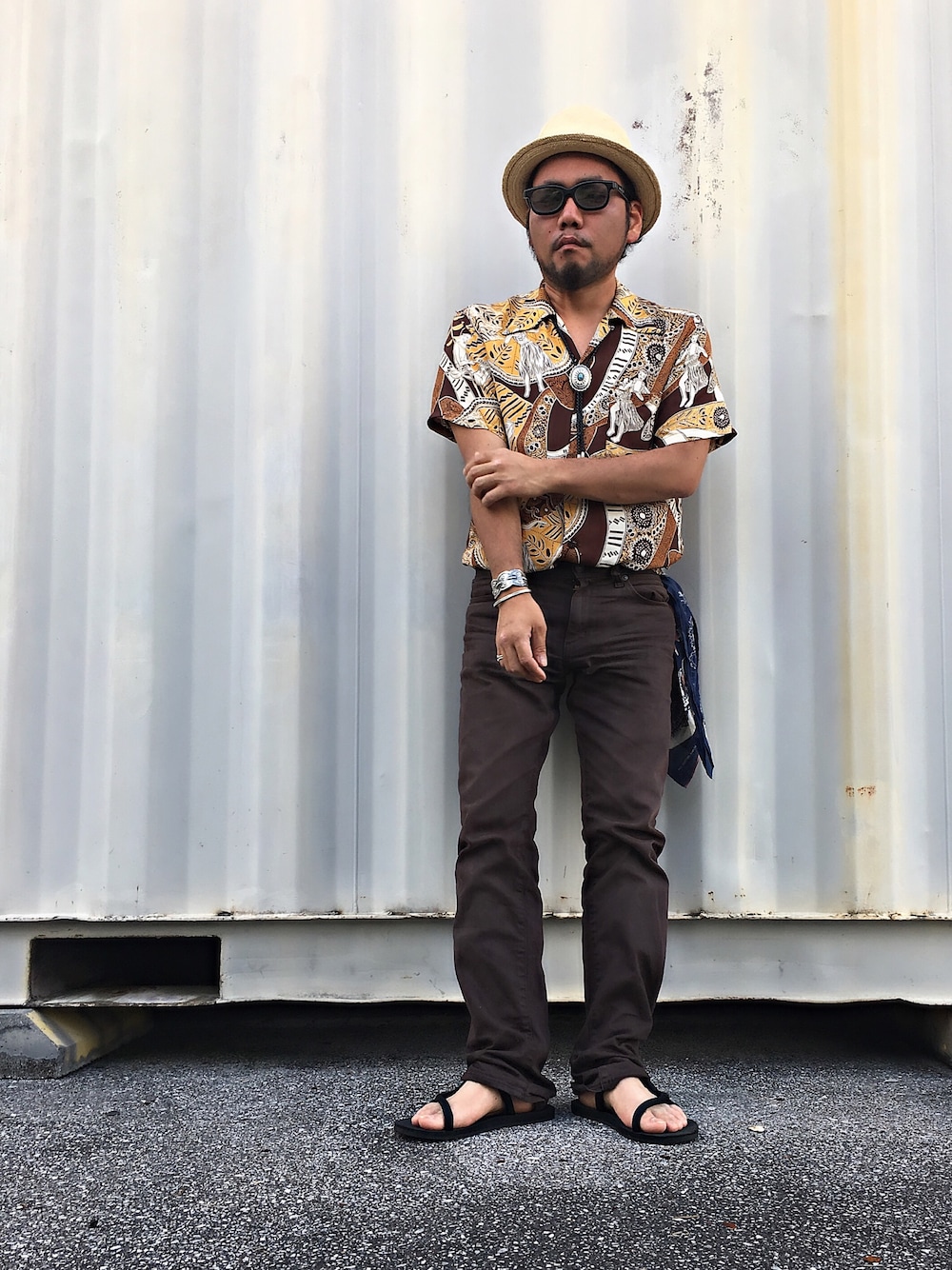 ブラウン系のシャツ/ブラウス、ブラウン系のデニムパンツ、シルバー系のネクタイを着用したメンズの夏コーディネートの1枚目の写真