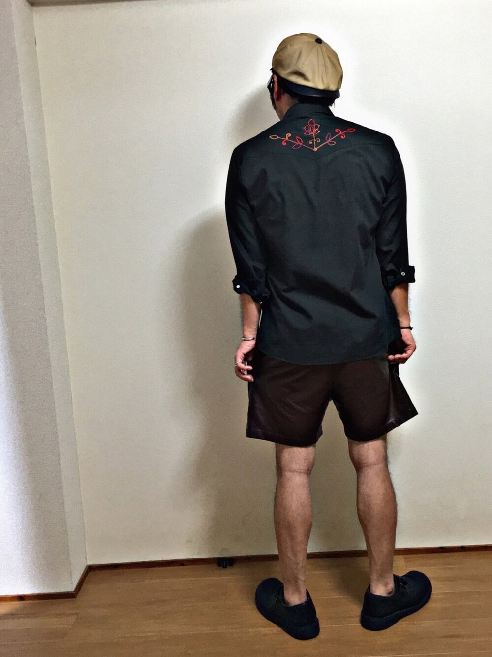 「夏、vintage、古着、シンプル、ショーツ、レザー、刺繍シャツ」｜「VINTAGEのトントン、ケニントン（シャツ/ブラウス、ブラック系）」を使った、Ri Maさん（メンズ・170cm）の夏コーディネートの1枚目の写真