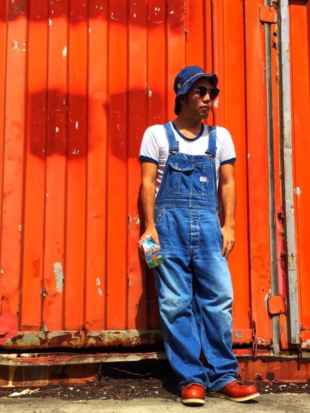 「ヴィンテージ、vintage、古着、オーバーオール、デニム、リンガーTシャツ、ミッキー、ブーツ、アメカジ」｜「VINTAGEのアイテム（Tシャツ/カットソー、ホワイト系）」を使った、Ri Maさん（メンズ・170cm）の夏コーディネートの1枚目の写真