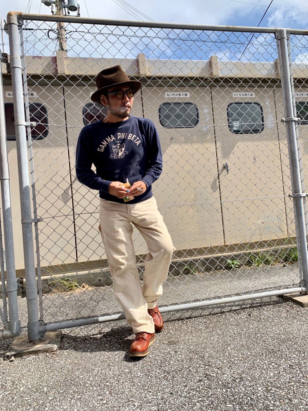 「ブラウン色に染まれ、春、vintage、古着MIX、シンプルスタイル、ハットスタイル、ハット、スウェット、ペインターパンツ、白パンツ」｜「VINTAGEの50's Champion Size M（スウェット、ブルー系）」を使った、Ri Maさん（メンズ・171cm）の冬コーディネートの1枚目の写真