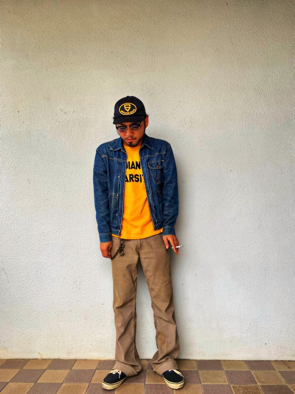 ブルー系のデニムジャケット、イエロー系のTシャツ/カットソー、ベージュ系のその他パンツを着用したメンズの春コーディネートの1枚目の写真