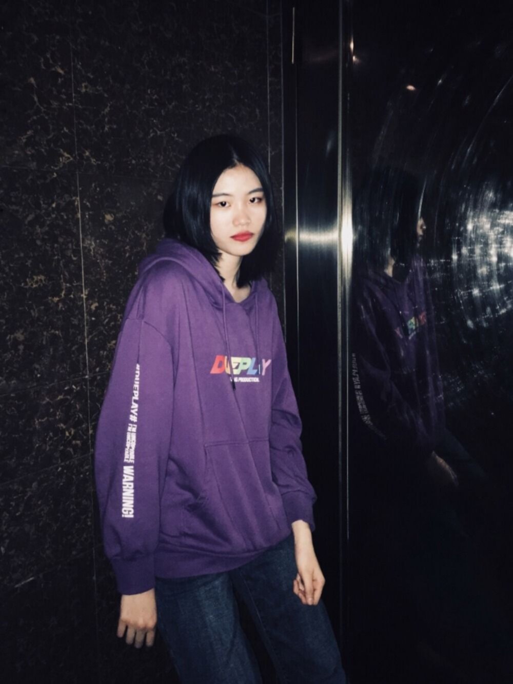 「ootd、街头搭配、国潮、牛仔裤、紫、休闲、oversize」｜「DUEPLAYの彩虹字母帽衫（パーカー、パープル系）」を使った、akoacocoさん（レディース・172cm）の冬コーディネートの1枚目の写真