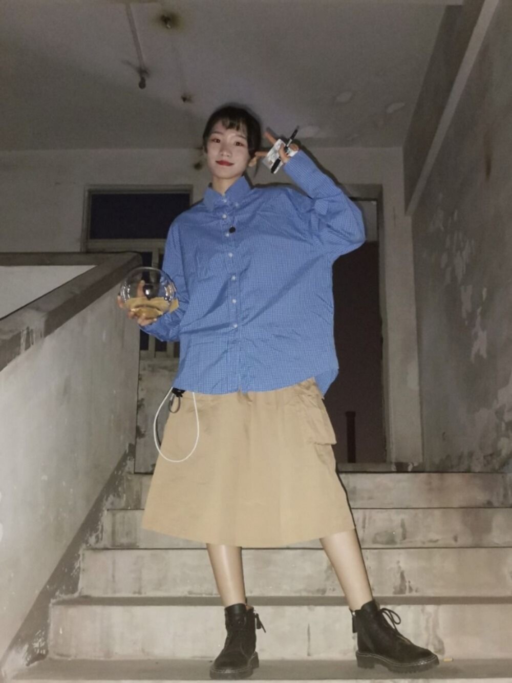 その他のスカート、ブラック系のブーツ、ブルー系のシャツ/ブラウスを着用したレディースの冬コーディネートの1枚目の写真