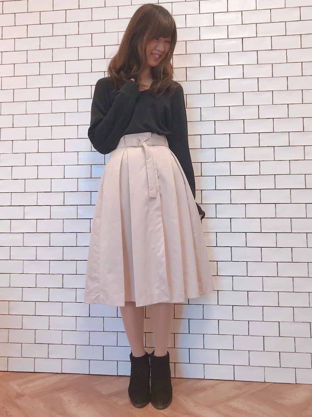「WOMAGAzine、冬コーデ、黒×ピンク、ピンク×黒、ミドル丈スカート、ZARA女、プチプラコーデ、大人かわいい、シンプルコーデ、毎日コーデ」｜「ZARAのアイテム（スカート、ピンク系）」を使った、ももこさん（レディース・158cm）の冬コーディネートの1枚目の写真
