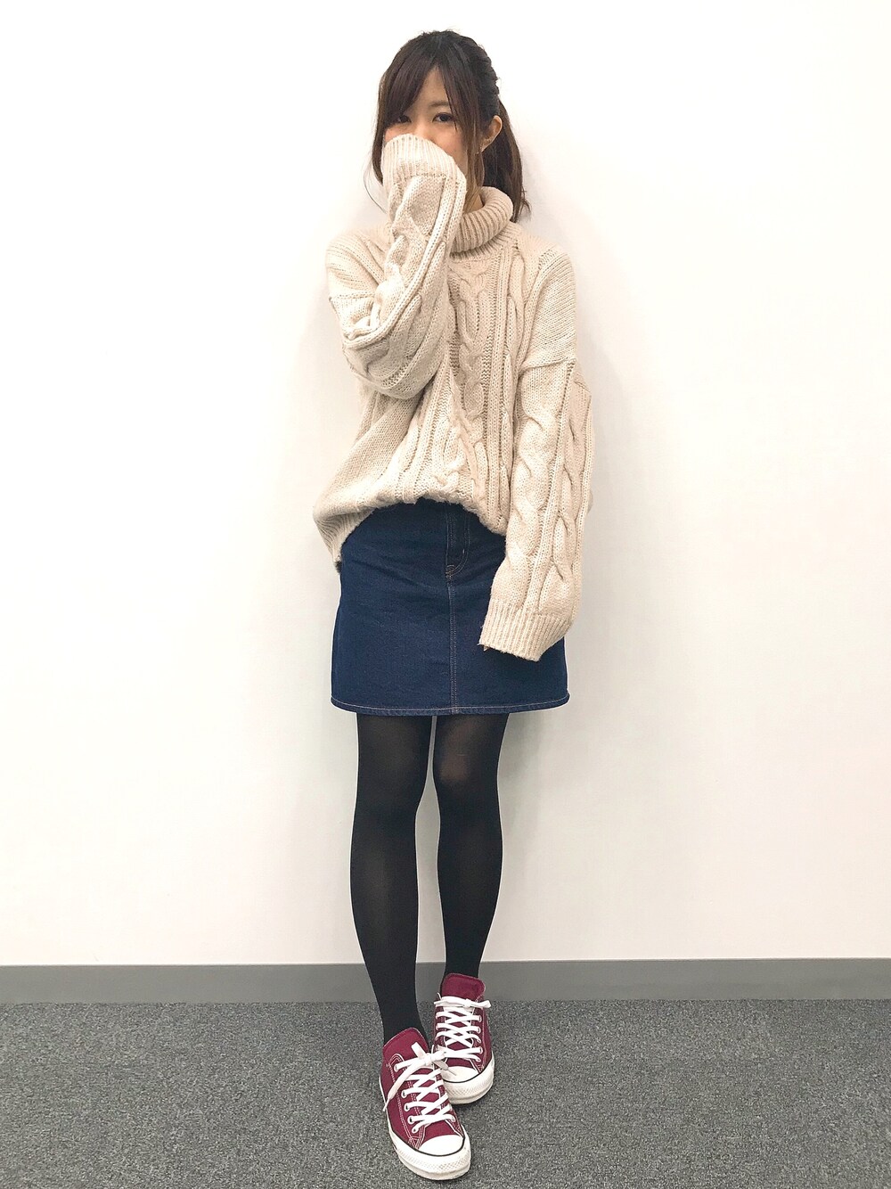 「WOMAGAzine、寒い日、dholic、タートルネックニット、ベージュニット、デニスカ、デニムスカート、カジュアルコーデ、赤スニーカー、コンバース」｜「MOUSSYのA LINE DENIM SKIRT（デニムスカート、ブルー系）」を使った、ももこさん（レディース・158cm）の春コーディネートの1枚目の写真
