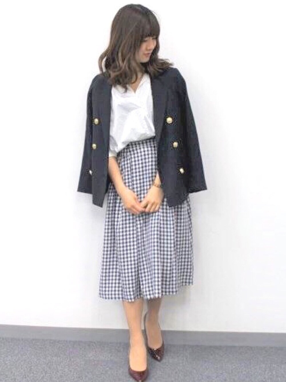「WOMAGAzine、GU、UNIQLO、UNIQLO×GU、プチプラ、プチプラコーデ、テーラードジャケット、ギンガムチェック、ギンガムチェックスカート、通勤コーデ」｜「LE TALONの7cmポインテッドエナメルプレーンパンプス（パンプス、レッド系）」を使った、ももこさん（レディース・158cm）の春コーディネートの1枚目の写真