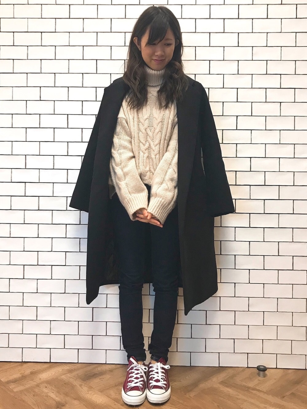 「WOMAGAzine、大人カジュアル、ベージュニット、スキニーデニム、赤コンバース、デニムスタイル、通勤コーデ、dholic、UNIQLO、プチプラ」｜「DHOLICのケーブルタートルネックニット（ニット/セーター、ベージュ系）」を使った、ももこさん（レディース・158cm）の冬コーディネートの1枚目の写真