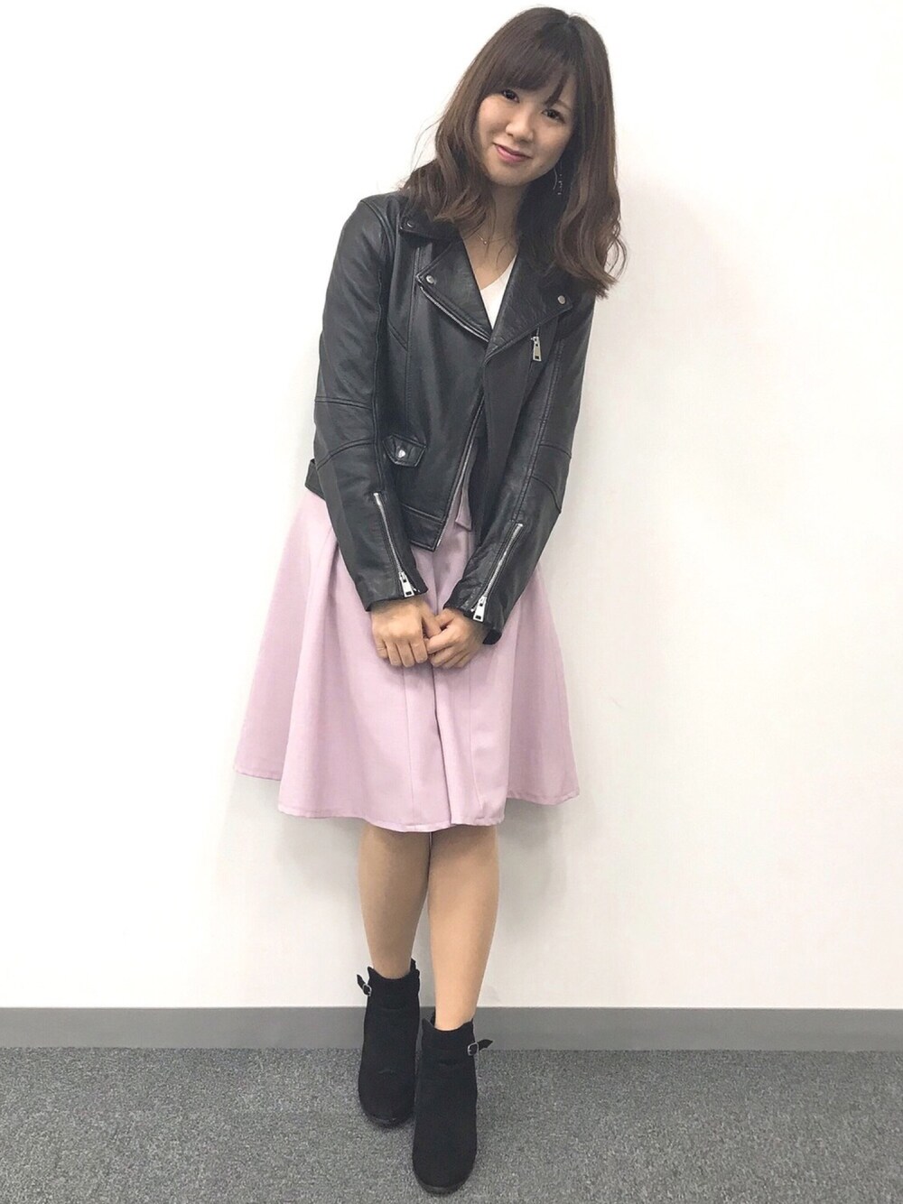 「WOMAGAzine、ピンクスカート、お花見、甘辛mix、ライダース、大人かわいい、白ニット、ひざ丈スカート、甘め、大人ピンク」｜「ROPE' PICNICの【パチパチしないポカポカニット】ドルマンスリーブニット（ニット/セーター、ホワイト系）」を使った、ももこさん（レディース・158cm）の春コーディネートの1枚目の写真