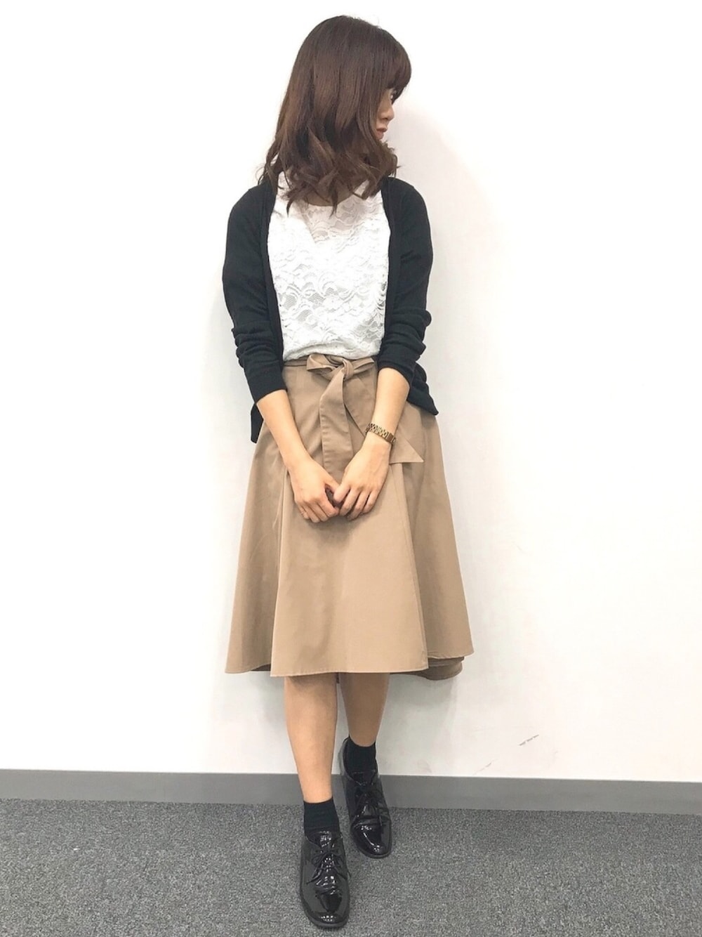 「WOMAGAzine、シンプルコーデ、GU、ベージュスカート、イレヘムスカート、ウエストマーク、レーストップス、黒カーディガン、靴下、オックスフォード」｜「DHOLICのフローラルレースクロップドブラウス（シャツ/ブラウス、ホワイト系）」を使った、ももこさん（レディース・158cm）の春コーディネートの1枚目の写真