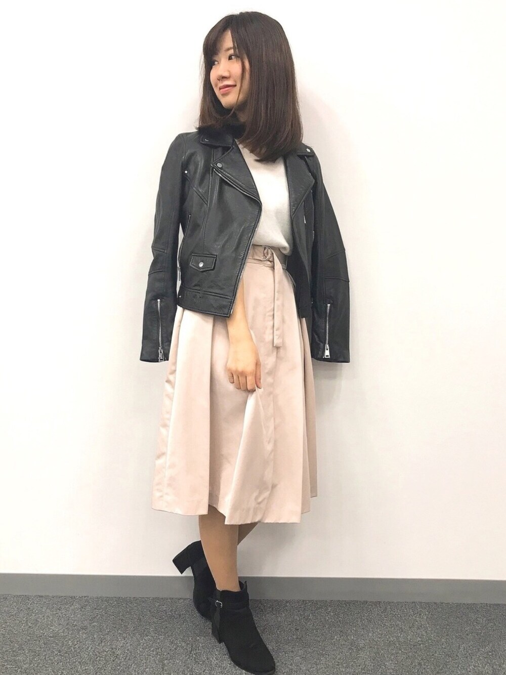 「WOMAGAzine、春コーデ、ライダース、ライダース×スカート、ピンクスカート、白ニット、肩掛け、ザラジョ、ZARA、プチプラ」｜「Launa leaのサイドゴアベルトブーツ 　ベルト取り外し可 （S108)（ブーツ、ブラック系）」を使った、ももこさん（レディース・158cm）の春コーディネートの1枚目の写真