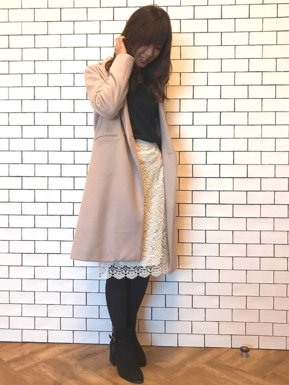 「WOMAGAzine、ピンクコート、大人かわいい、上下UNIQLO、大人ピンク、レーススカート、黒ニット、シンプルコーデ、通勤コーデ、プチプラ」｜「Launa leaのサイドゴアベルトブーツ 　ベルト取り外し可 （S108)（ブーツ、ブラック系）」を使った、ももこさん（レディース・158cm）の冬コーディネートの1枚目の写真