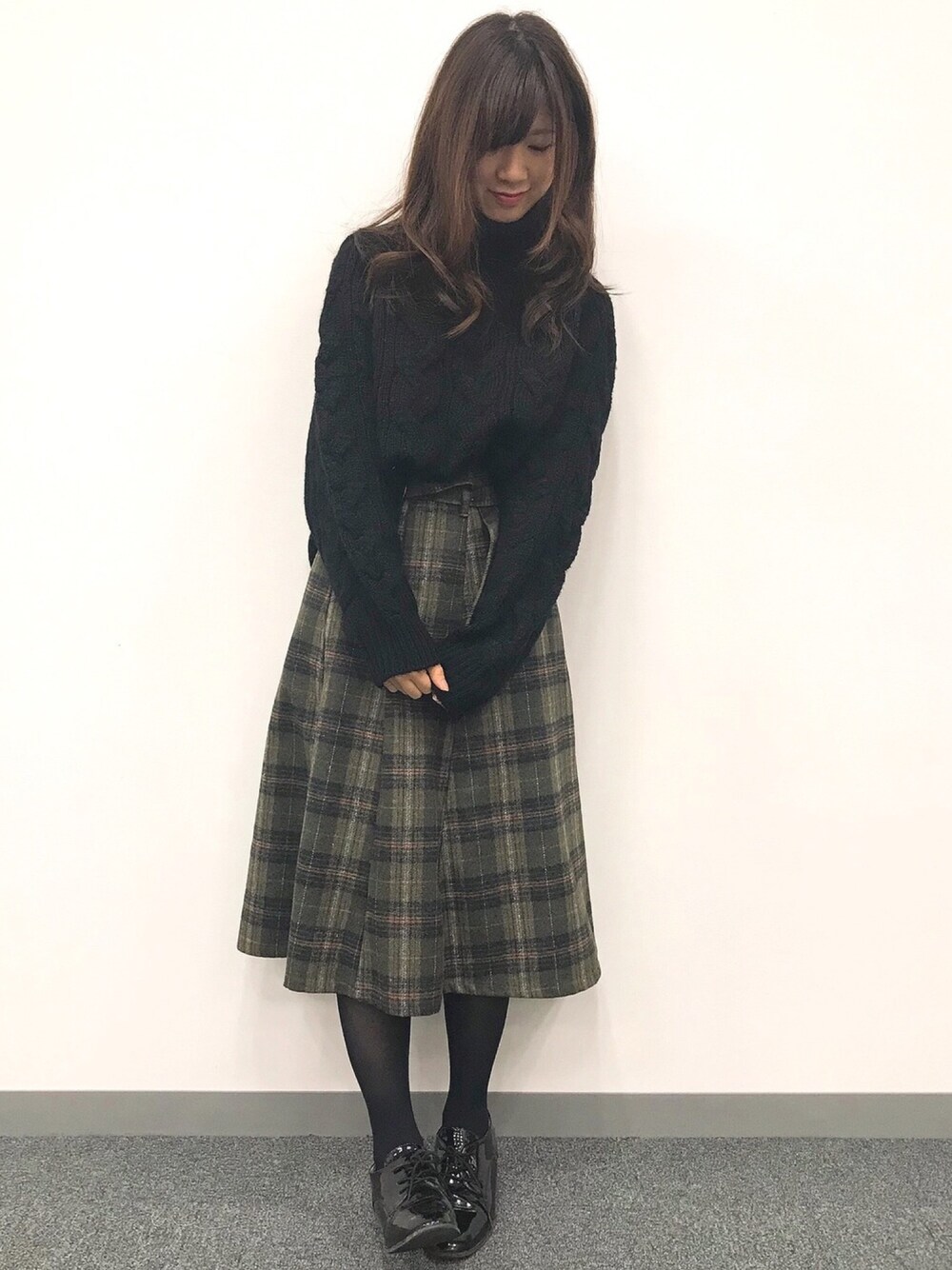 「WOMAGAzine、GU、プチプラ、オルチャンファッション、韓国ファッション、オフタートル、黒ニット、チェックスカート、ロングスカート、ブラックコーデ」｜「DHOLICのアイテム（スカート、グリーン系）」を使った、ももこさん（レディース・158cm）の冬コーディネートの1枚目の写真