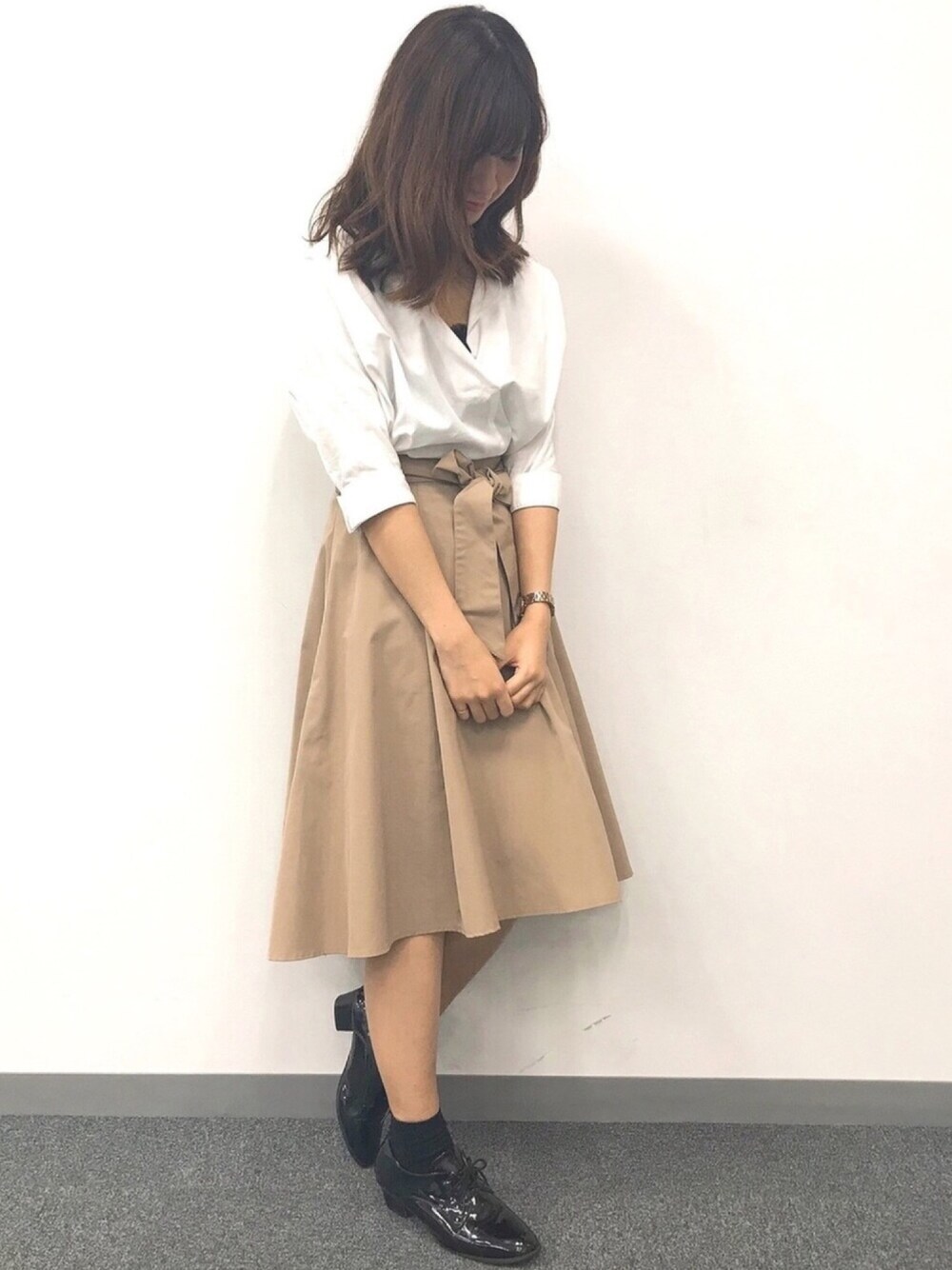「WOMAGAzine、UNIQLO、GU、シンプルコーデ、白シャツ、2wayリブレースタンクトップ、ベージュスカート、イレヘムスカート、ウエストマーク、レースインナー」｜「Doux archivesのアイテム（スカート、ベージュ系）」を使った、ももこさん（レディース・158cm）の春コーディネートの1枚目の写真