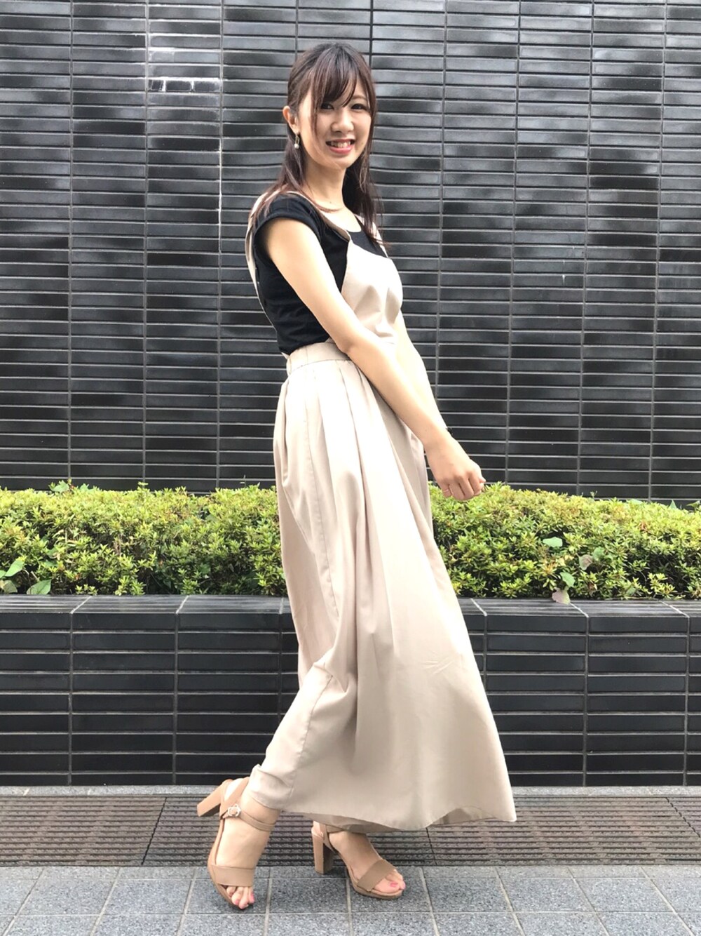 「WOMAGAzine、オールインワン、黒×ベージュ、シンプル、シンプルコーデ、UNIQLO、ハーフアップ、ハーフアップお団子、サロペット、夏コーデ」｜「Mila Owenのアイテム（つなぎ/オールインワン、ベージュ系）」を使った、ももこさん（レディース・158cm）の夏コーディネートの1枚目の写真